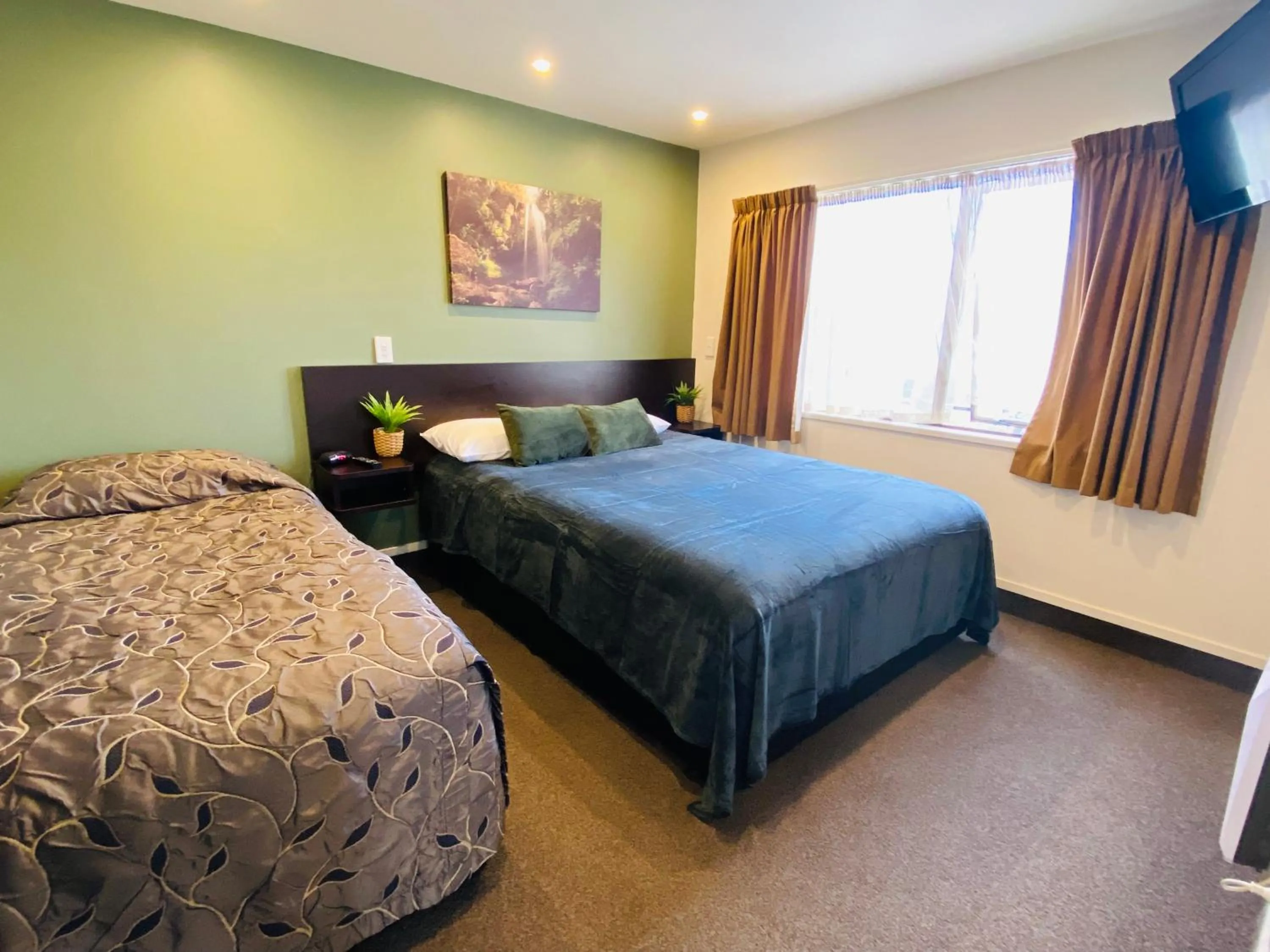 Bedroom, Bed in Commodore Motel