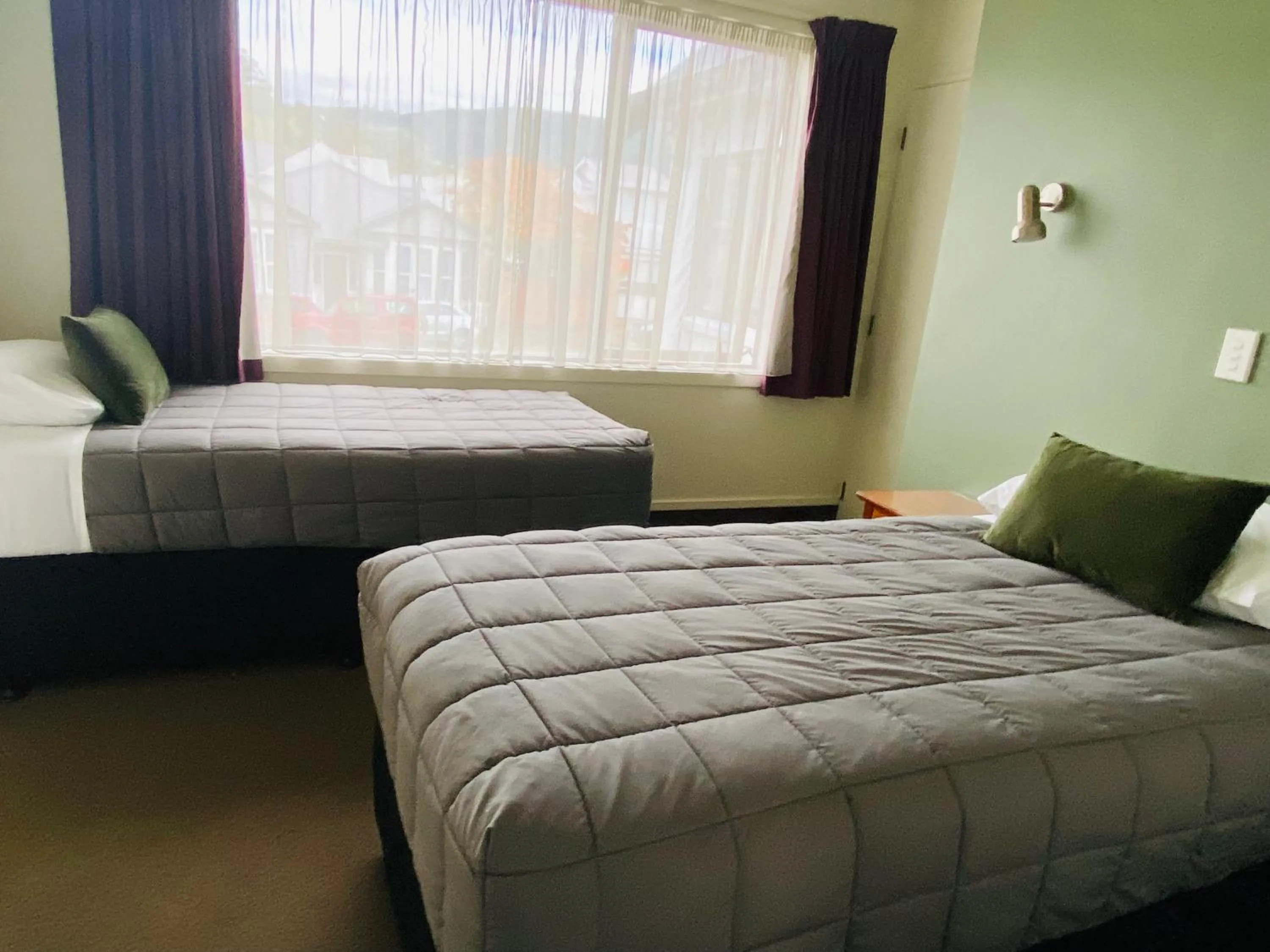 Bedroom, Bed in Commodore Motel