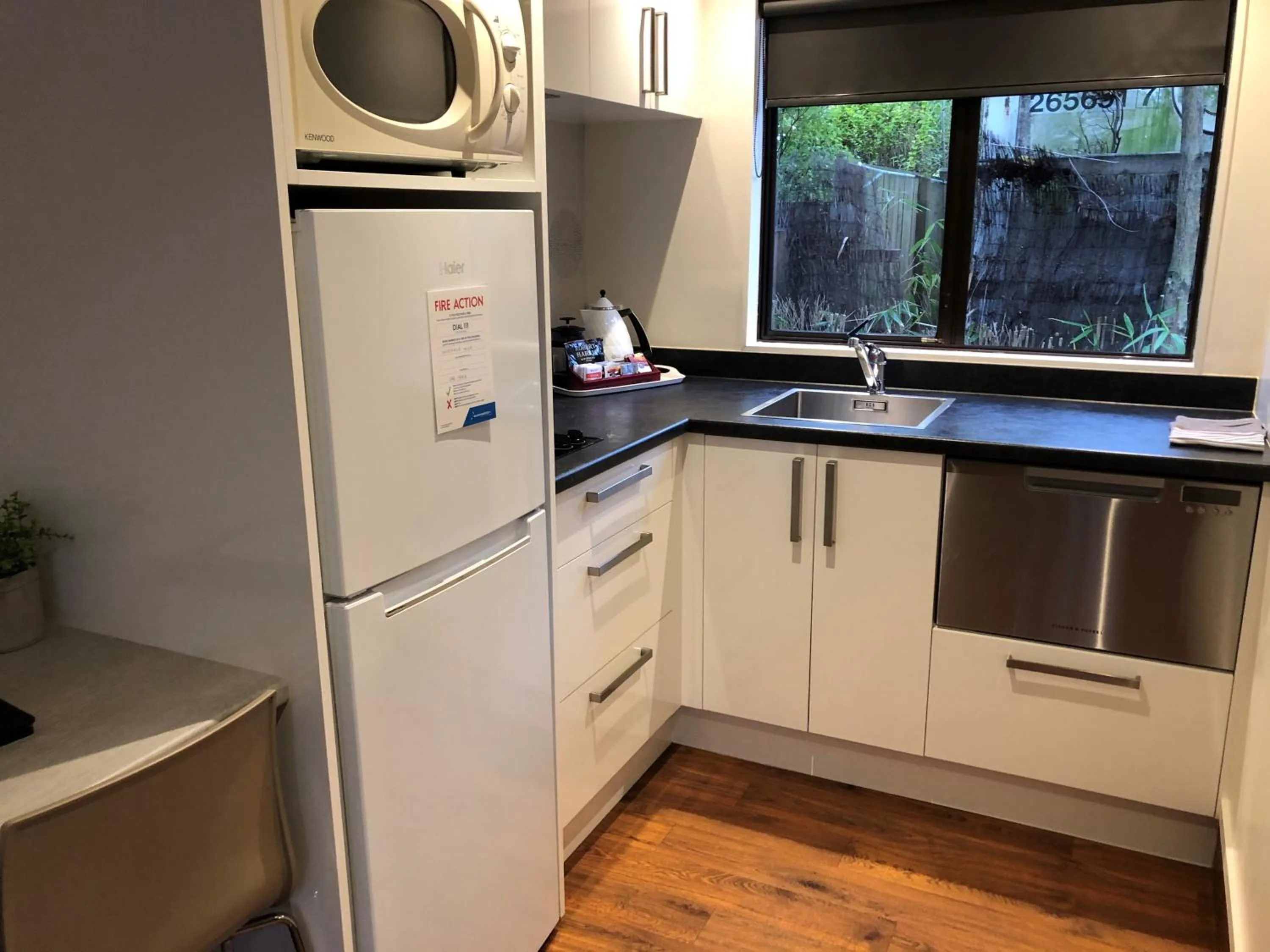 Coffee/tea facilities in Commodore Motel