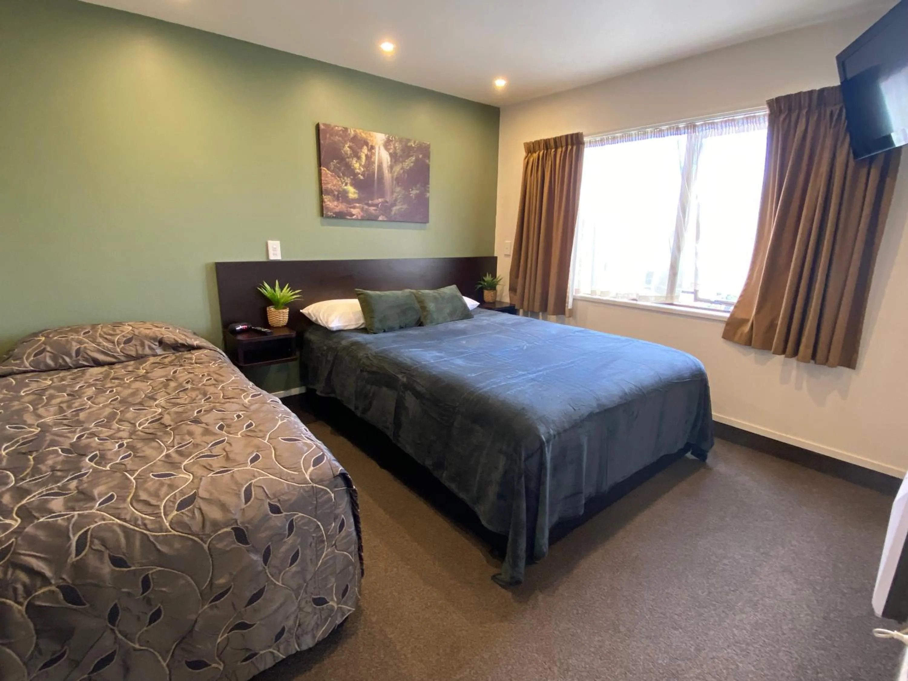 Bed in Commodore Motel