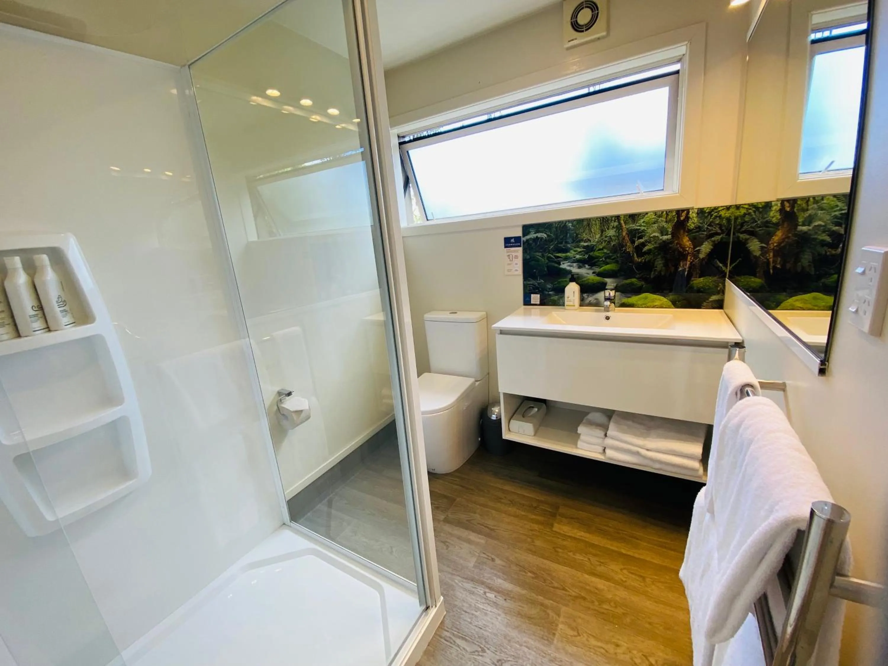 Bathroom in Commodore Motel