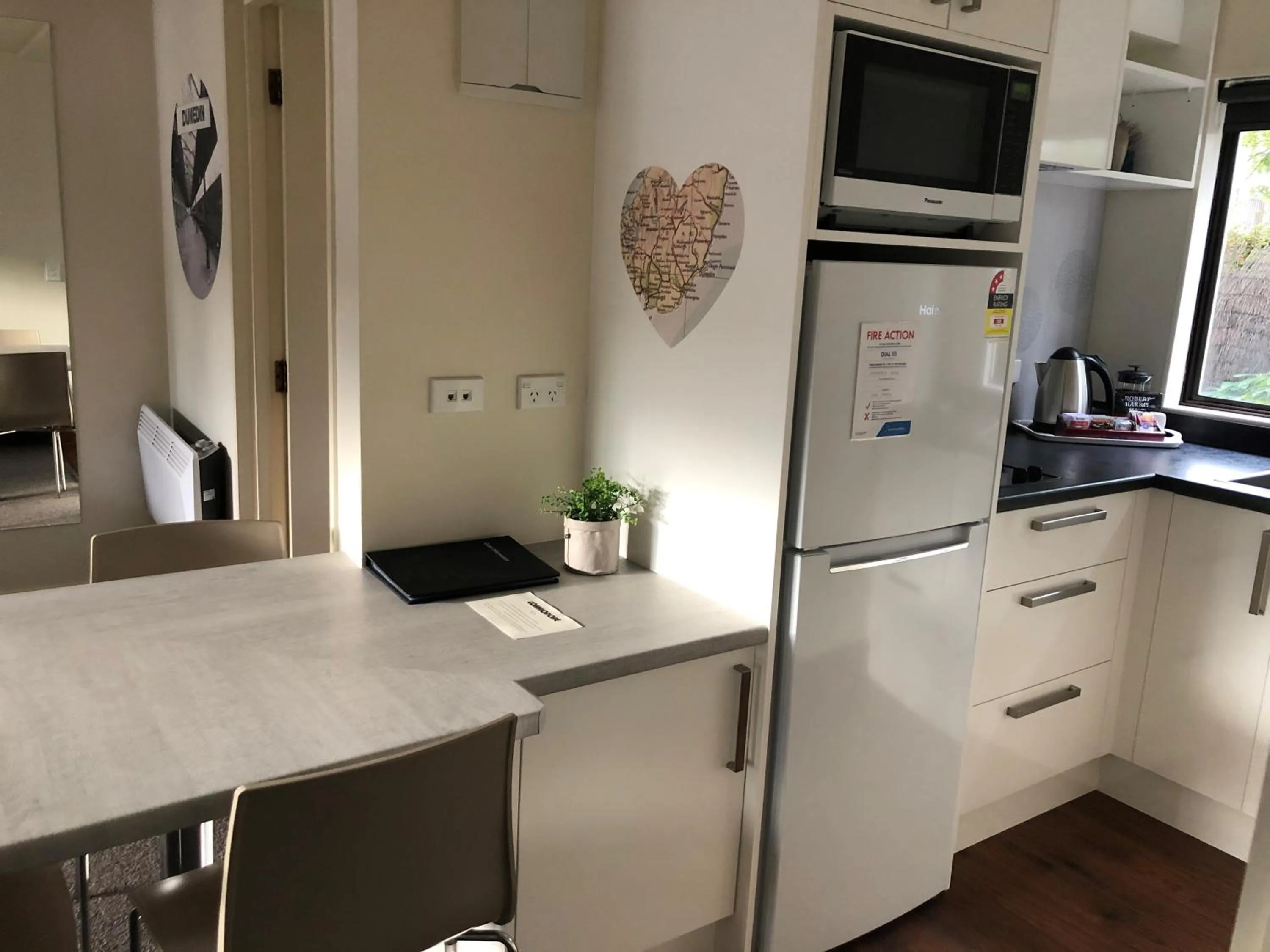Kitchen or kitchenette in Commodore Motel