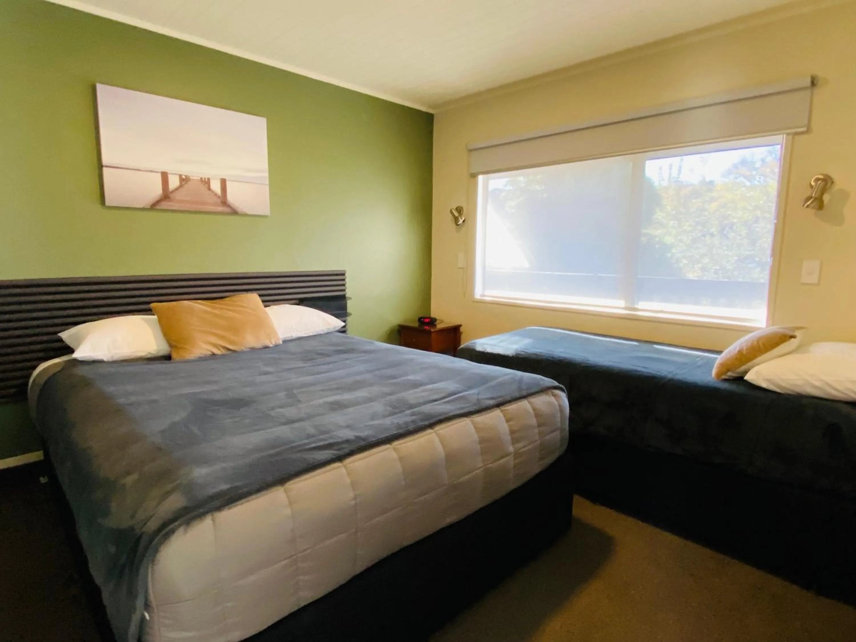 Bedroom, Bed in Commodore Motel