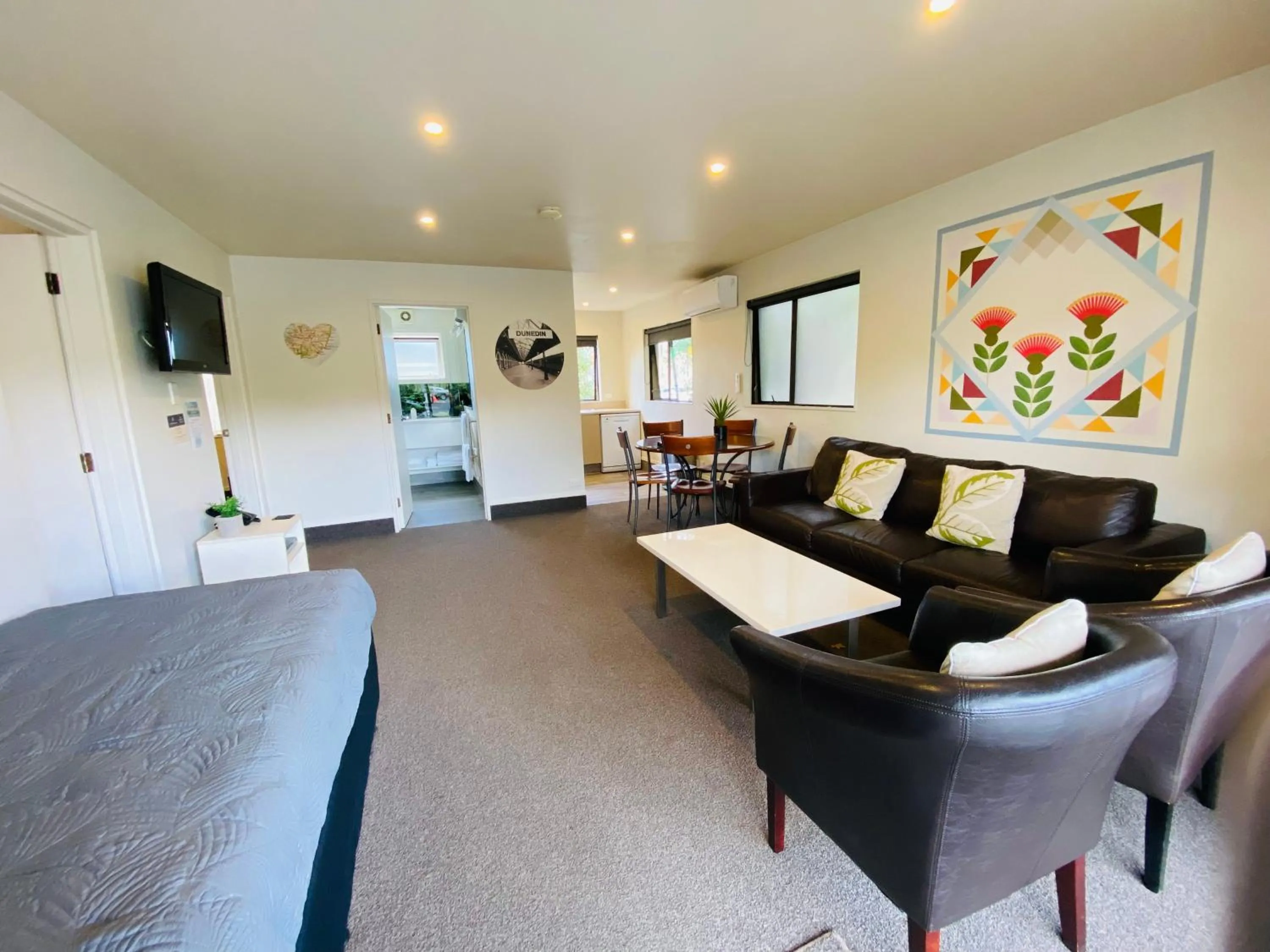 Living room in Commodore Motel