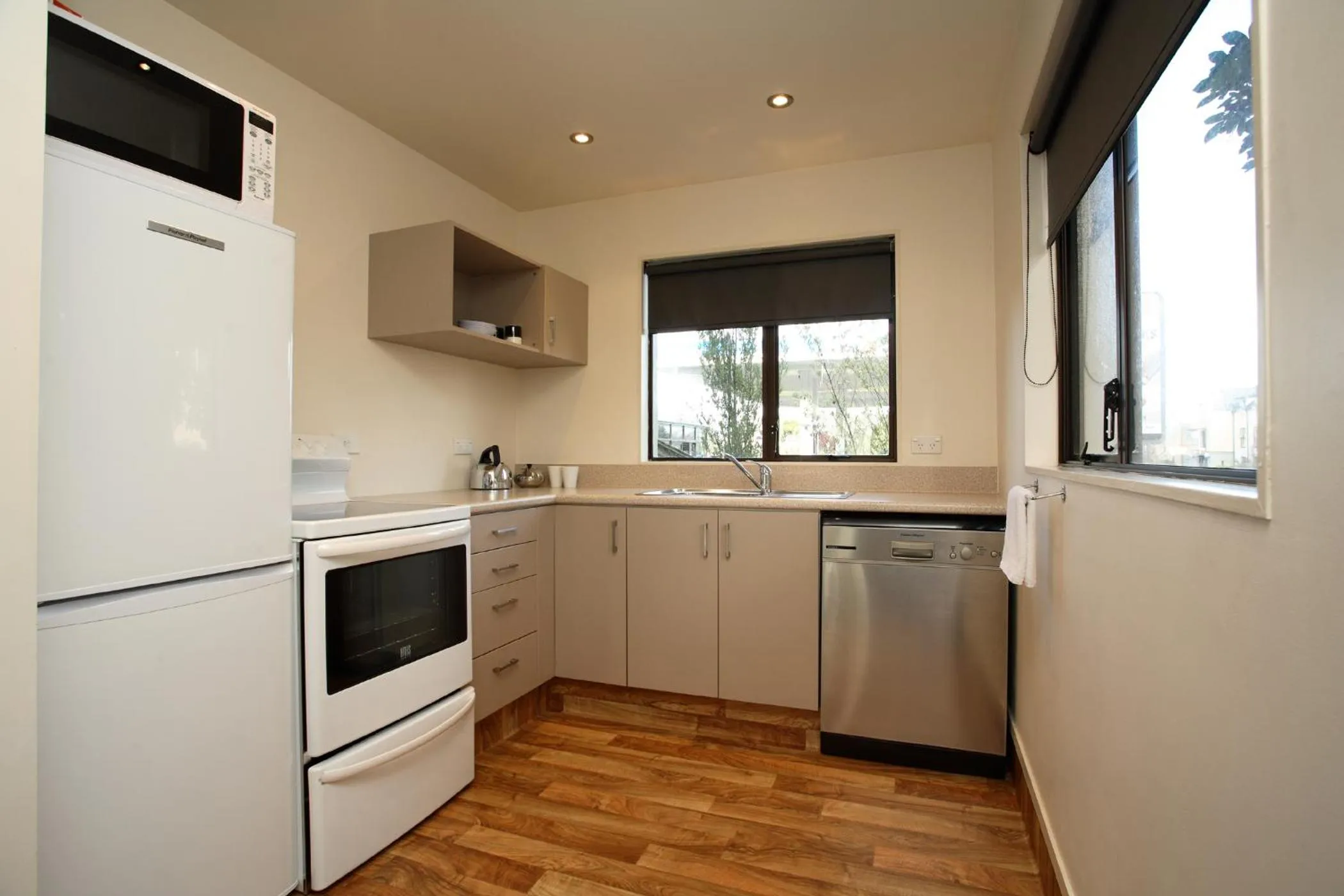 Kitchen or kitchenette in Commodore Motel