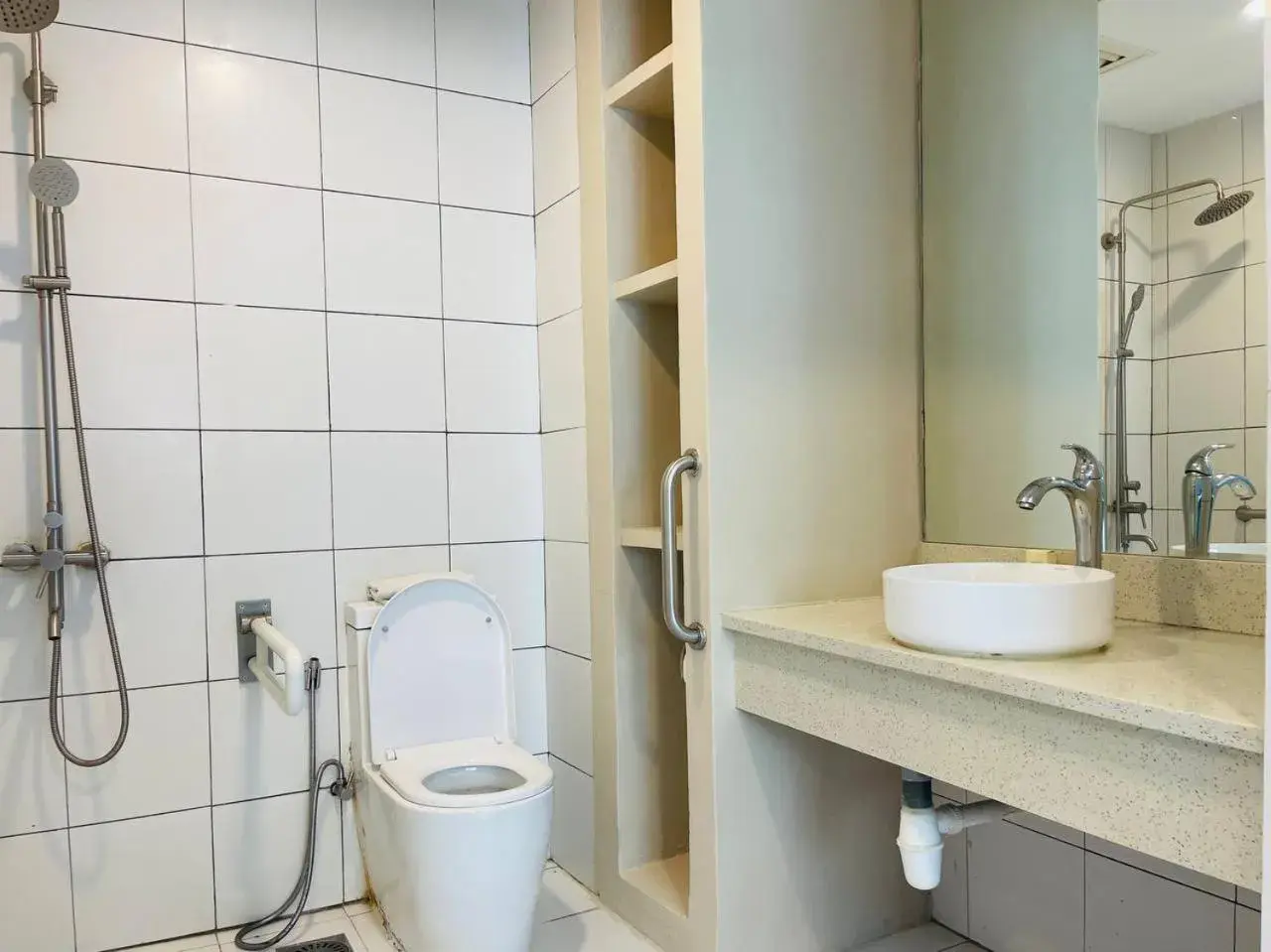 Toilet in Penview Hotel Toilet in Penview Hotel