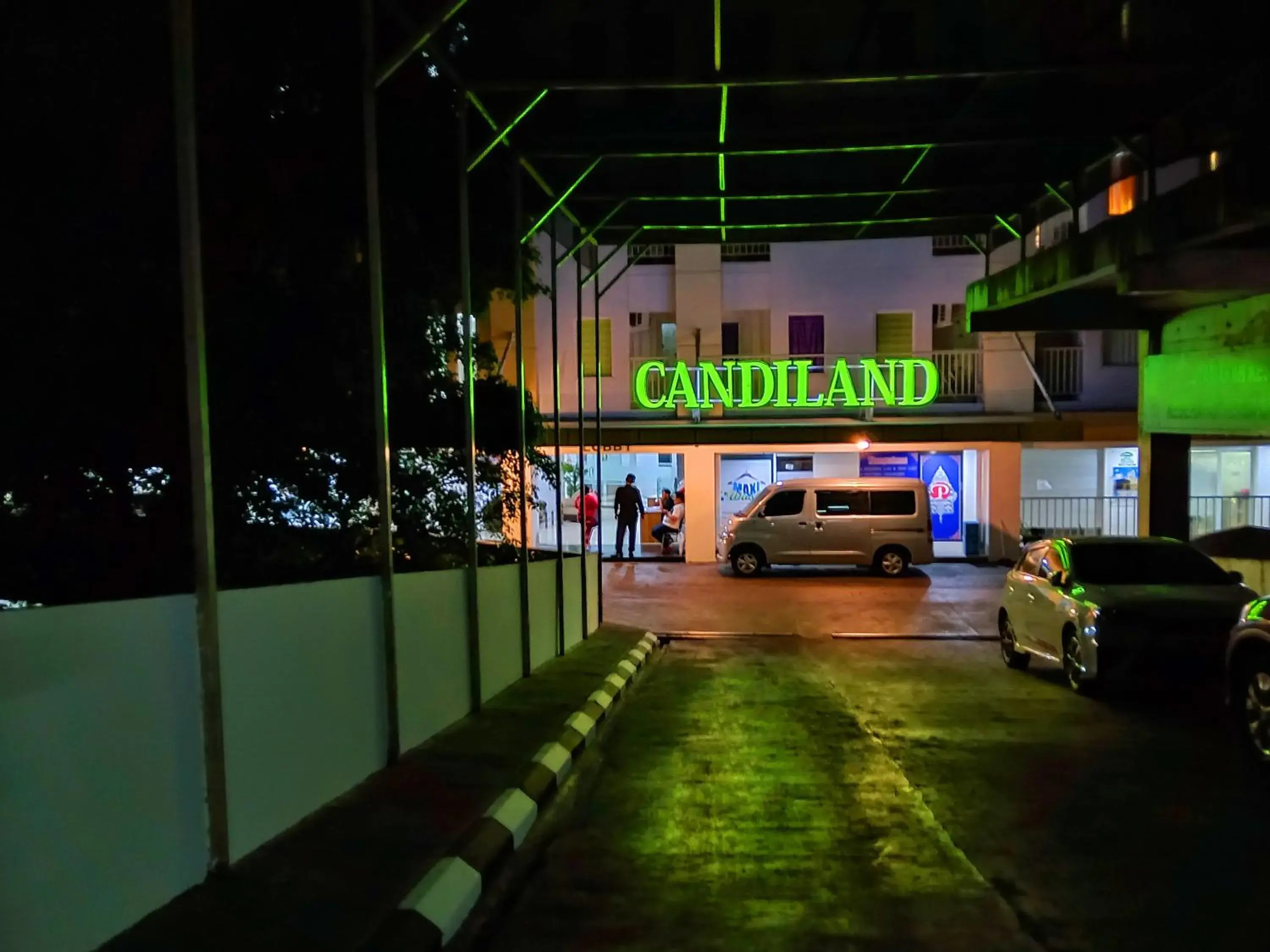 Facade/entrance in Candiland Apartment by Sinergi Facade/entrance in Candiland Apartment by Sinergi