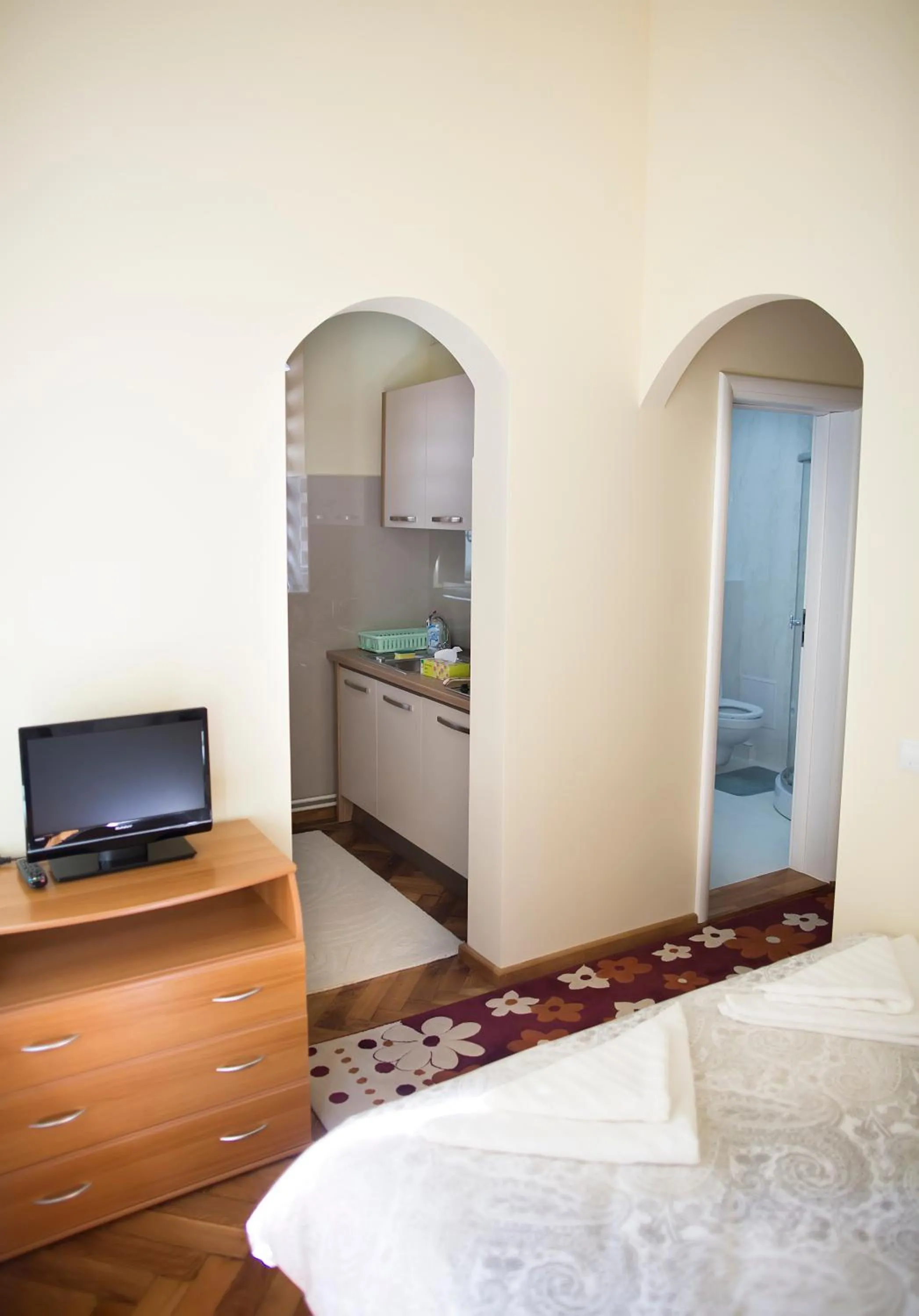 Bathroom, Bed in Cetatii Apartments Sibiu