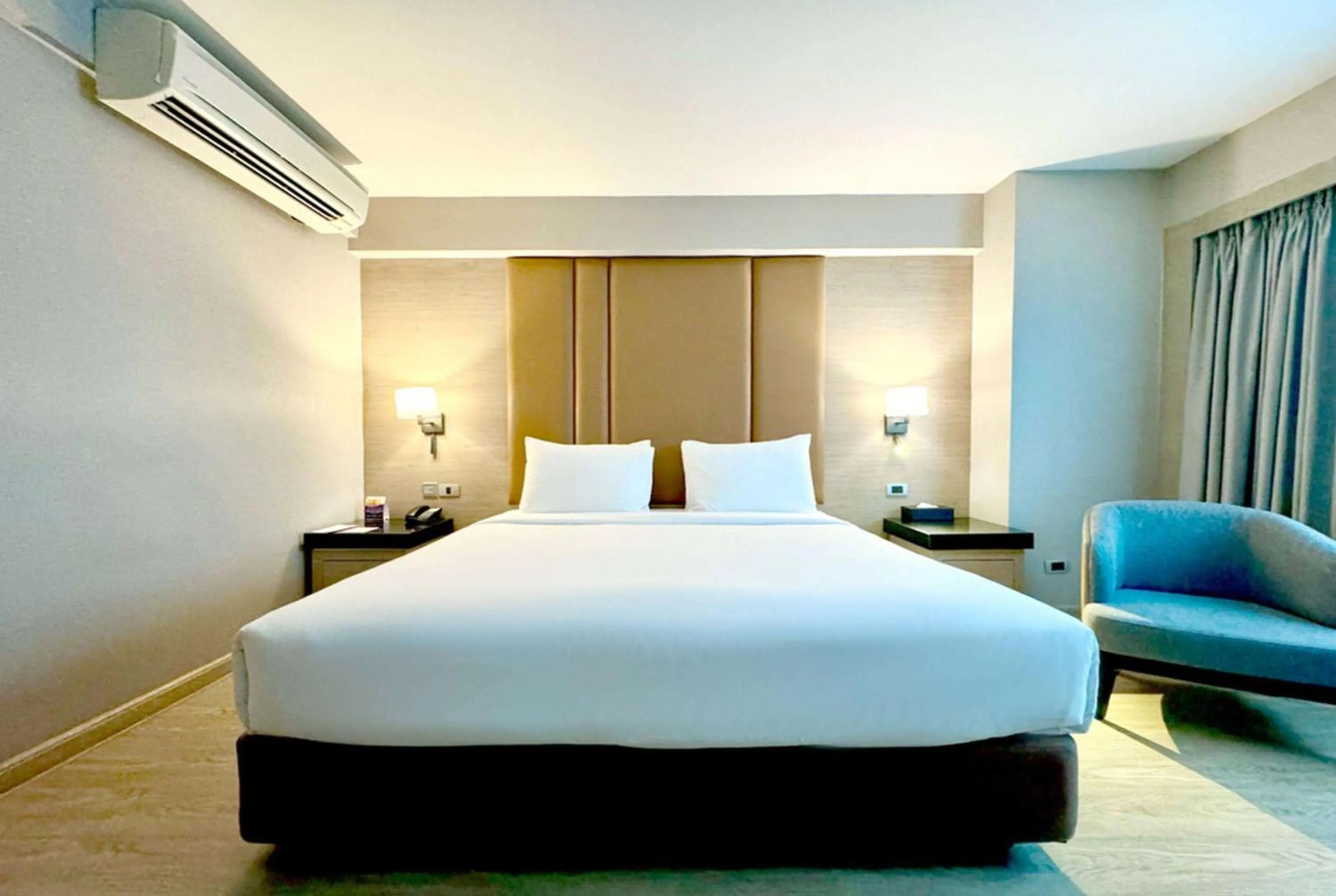Photo of the whole room, Bed in Ramada Sukhumvit Soi Eleven