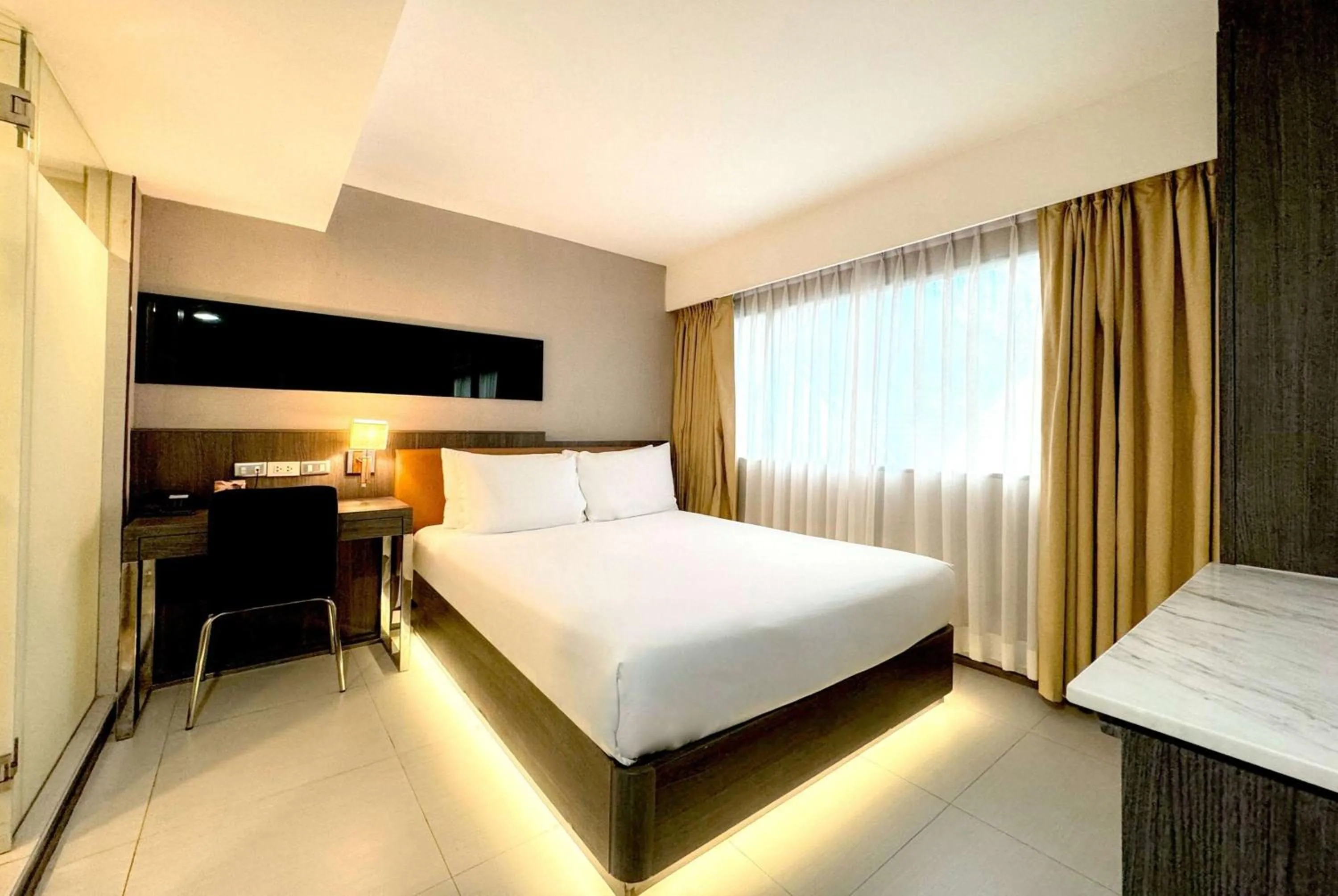 Photo of the whole room, Bed in Ramada Sukhumvit Soi Eleven