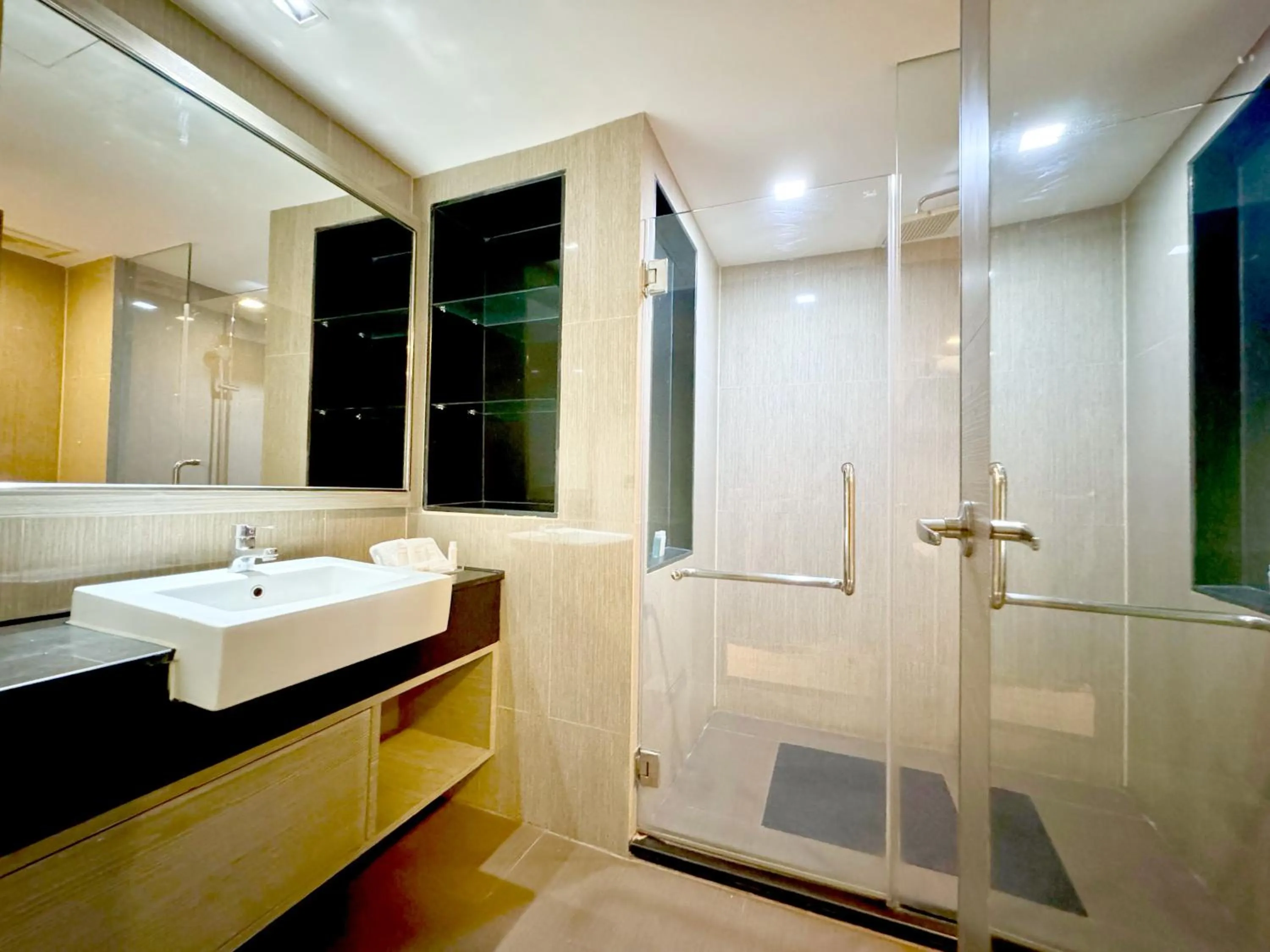 Shower in Ramada Sukhumvit Soi Eleven