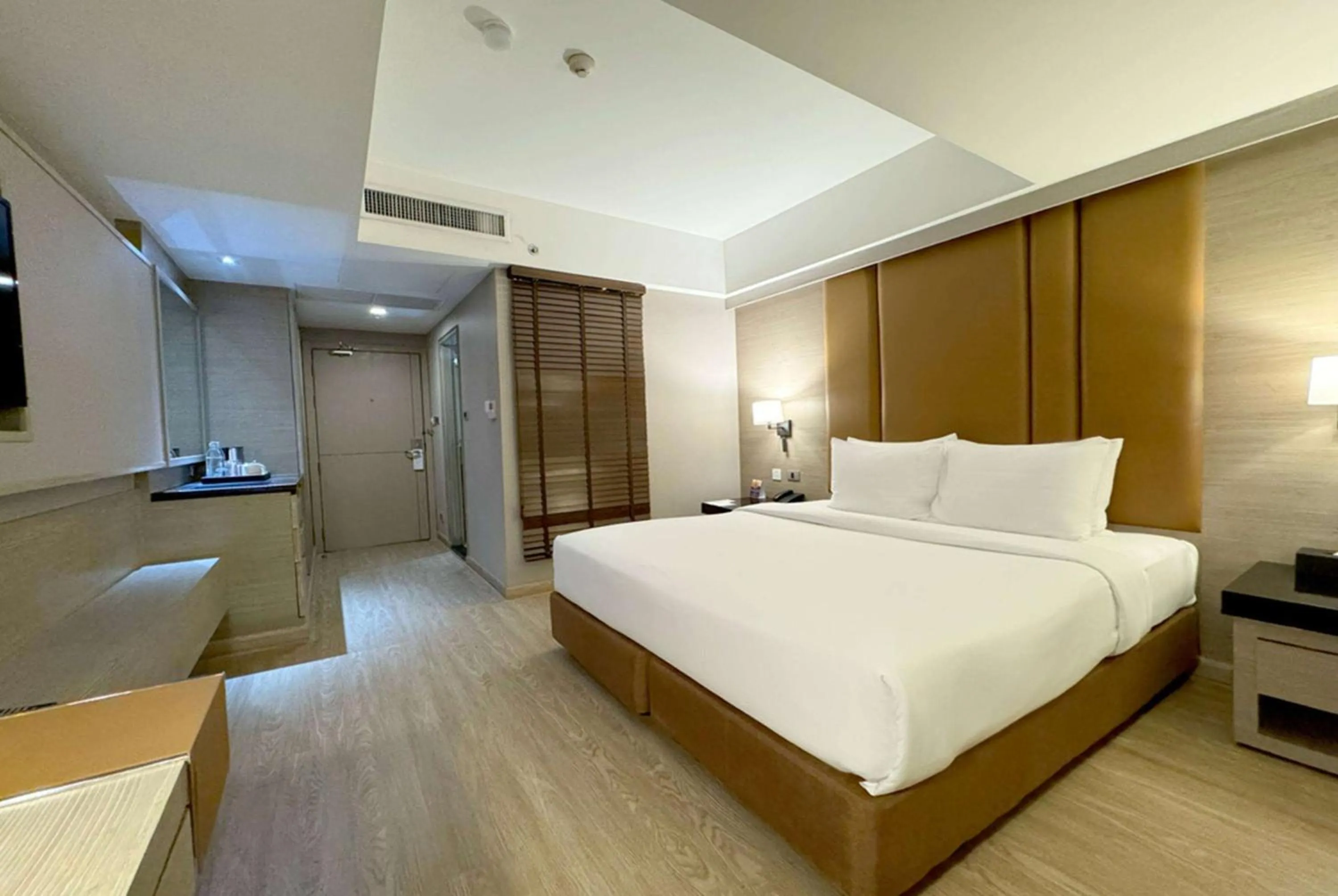 Photo of the whole room, Bed in Ramada Sukhumvit Soi Eleven