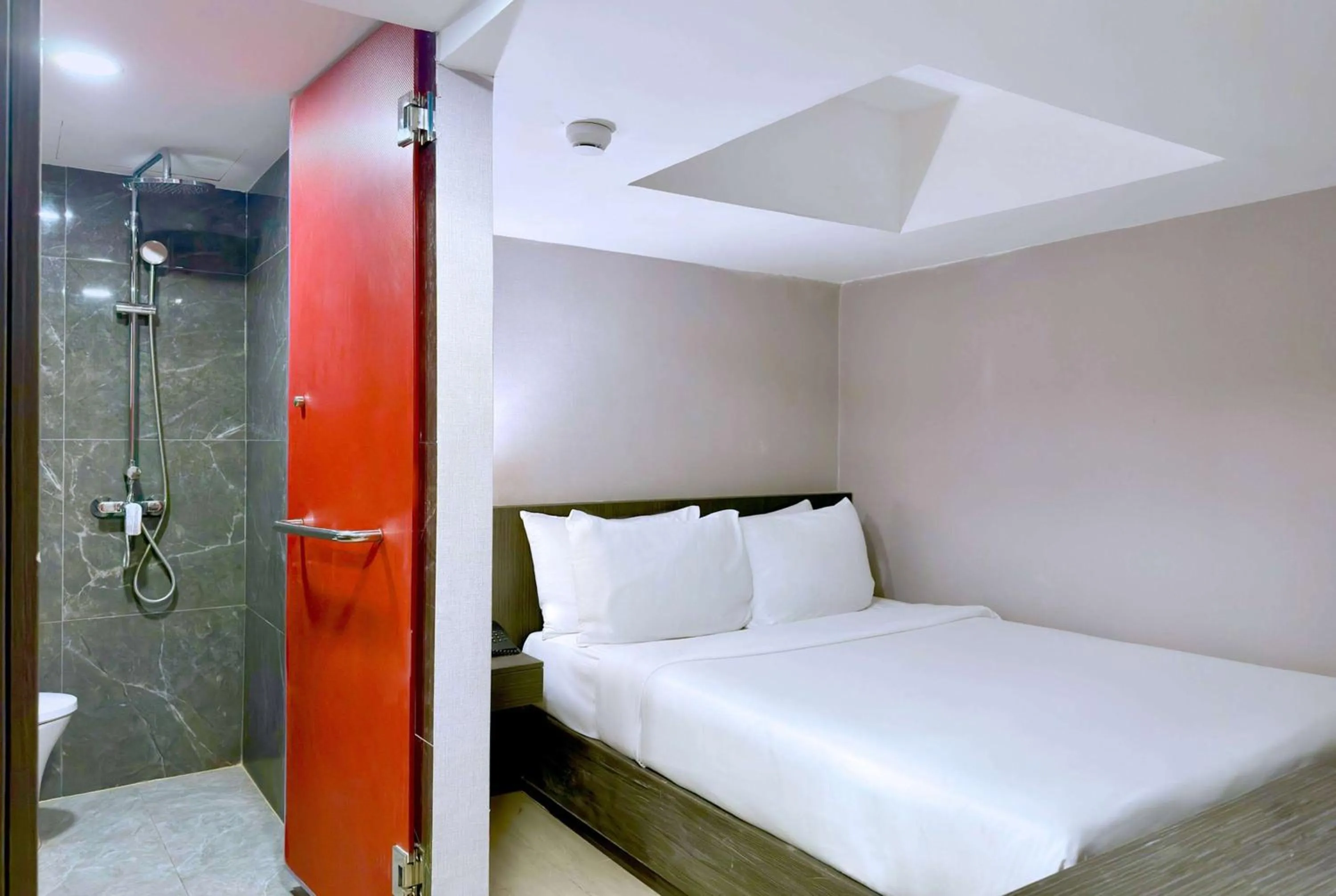 Photo of the whole room, Bed in Ramada Sukhumvit Soi Eleven