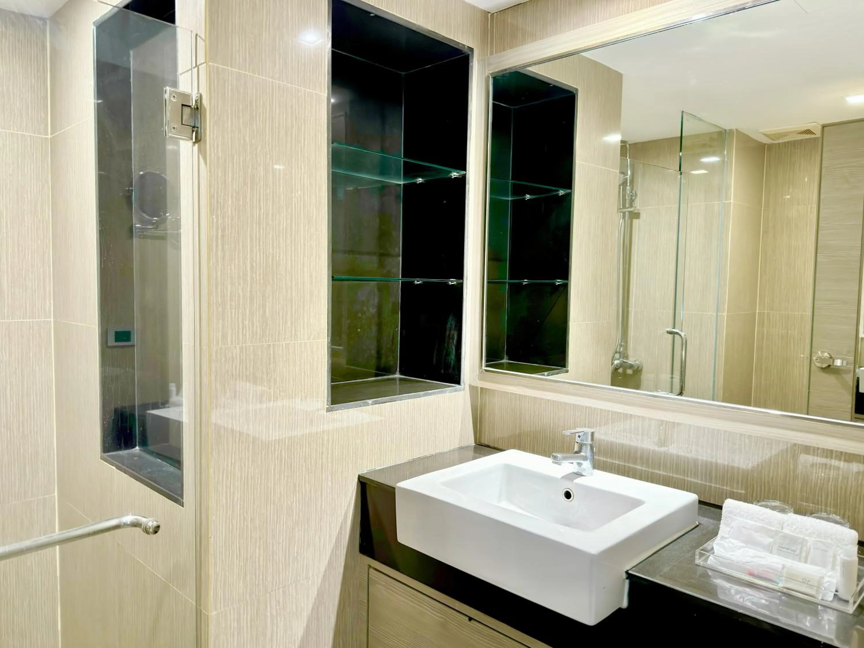 Shower in Ramada Sukhumvit Soi Eleven