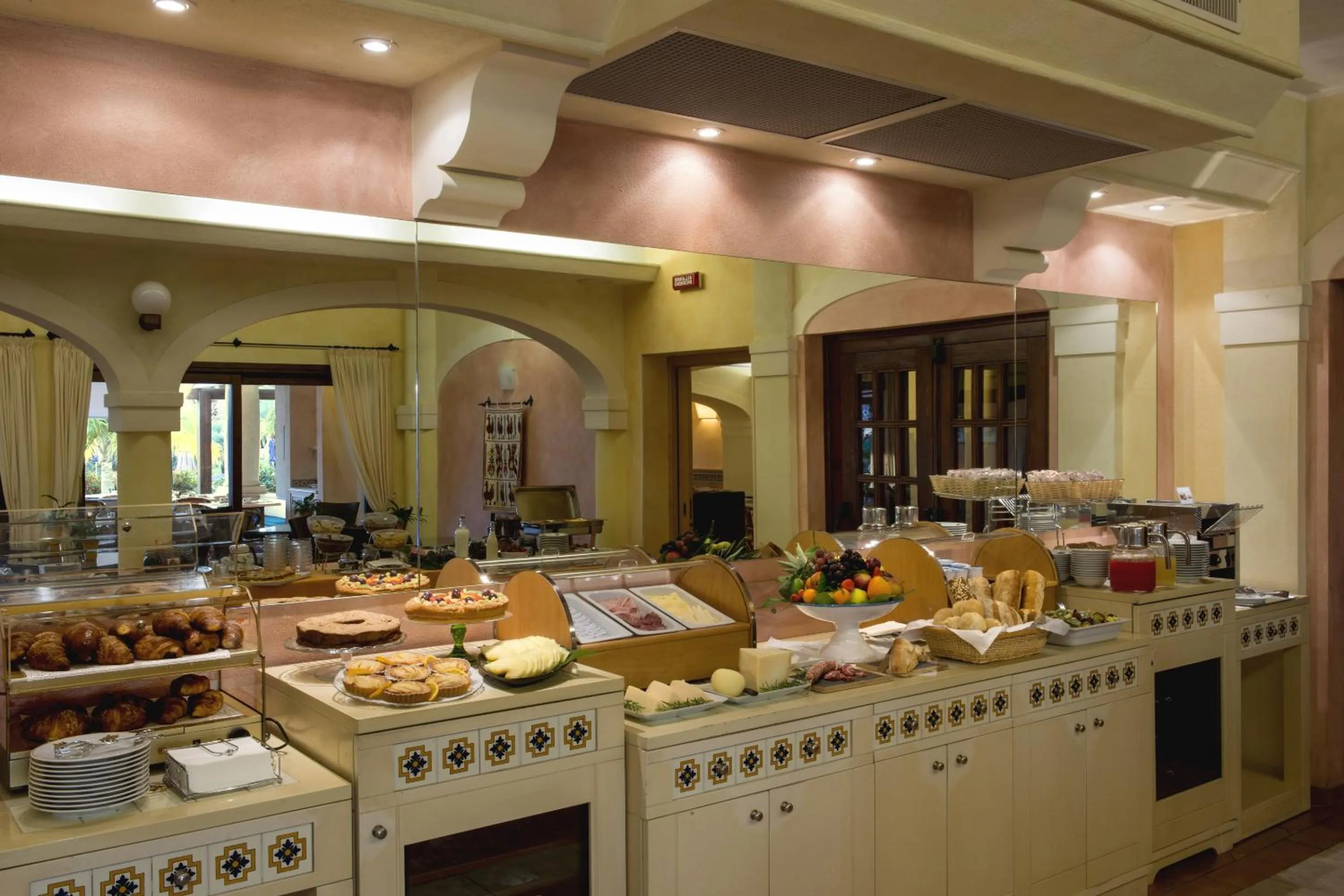 Restaurant/places to eat in Lantana Resort Hotel&Apartments