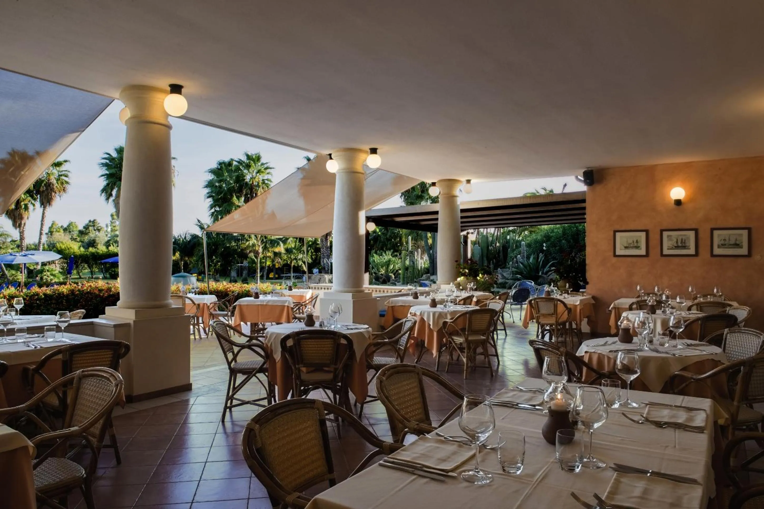 Restaurant/places to eat in Lantana Resort Hotel&Apartments