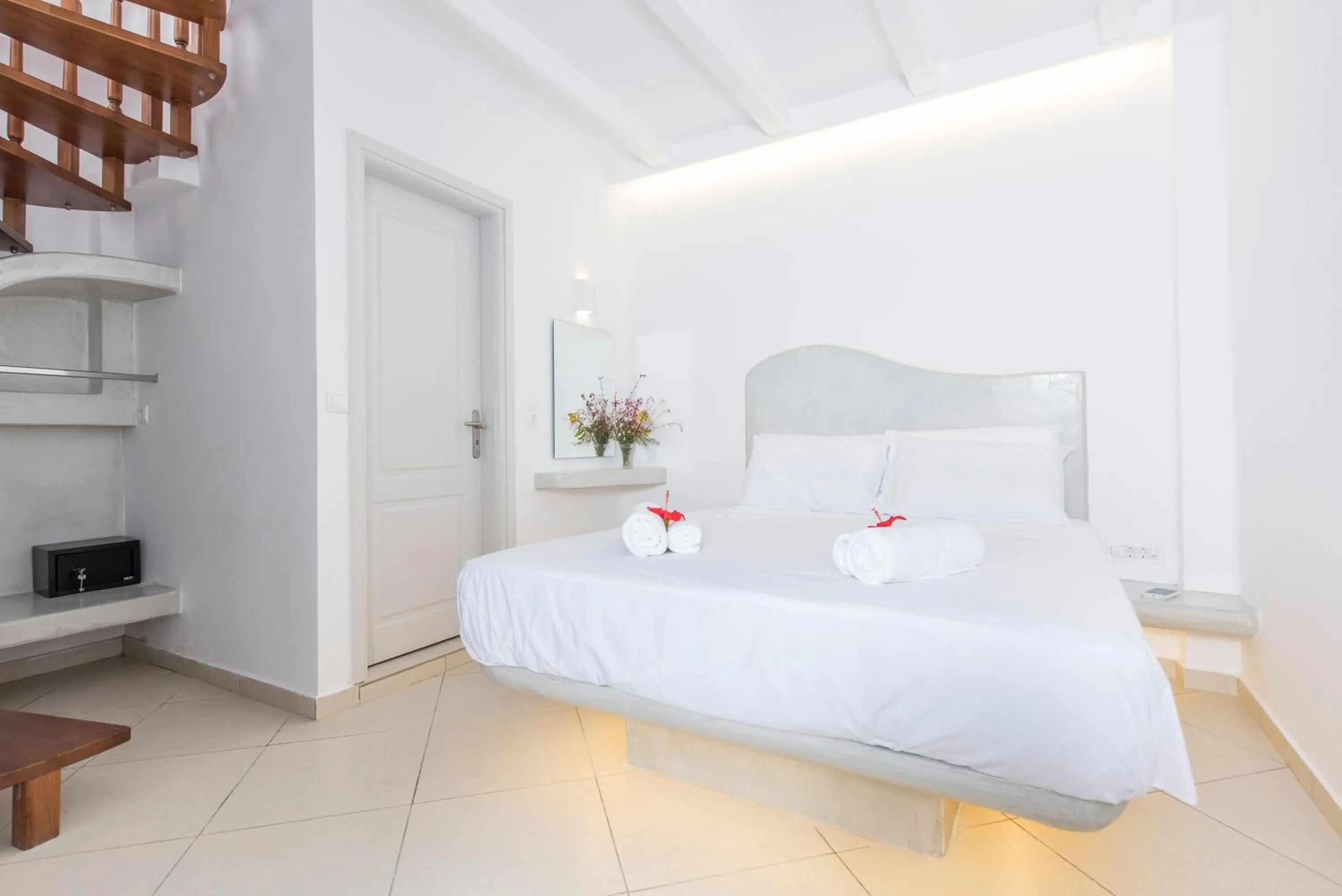 Bedroom, Bed in Secret Earth Villas - Santorini