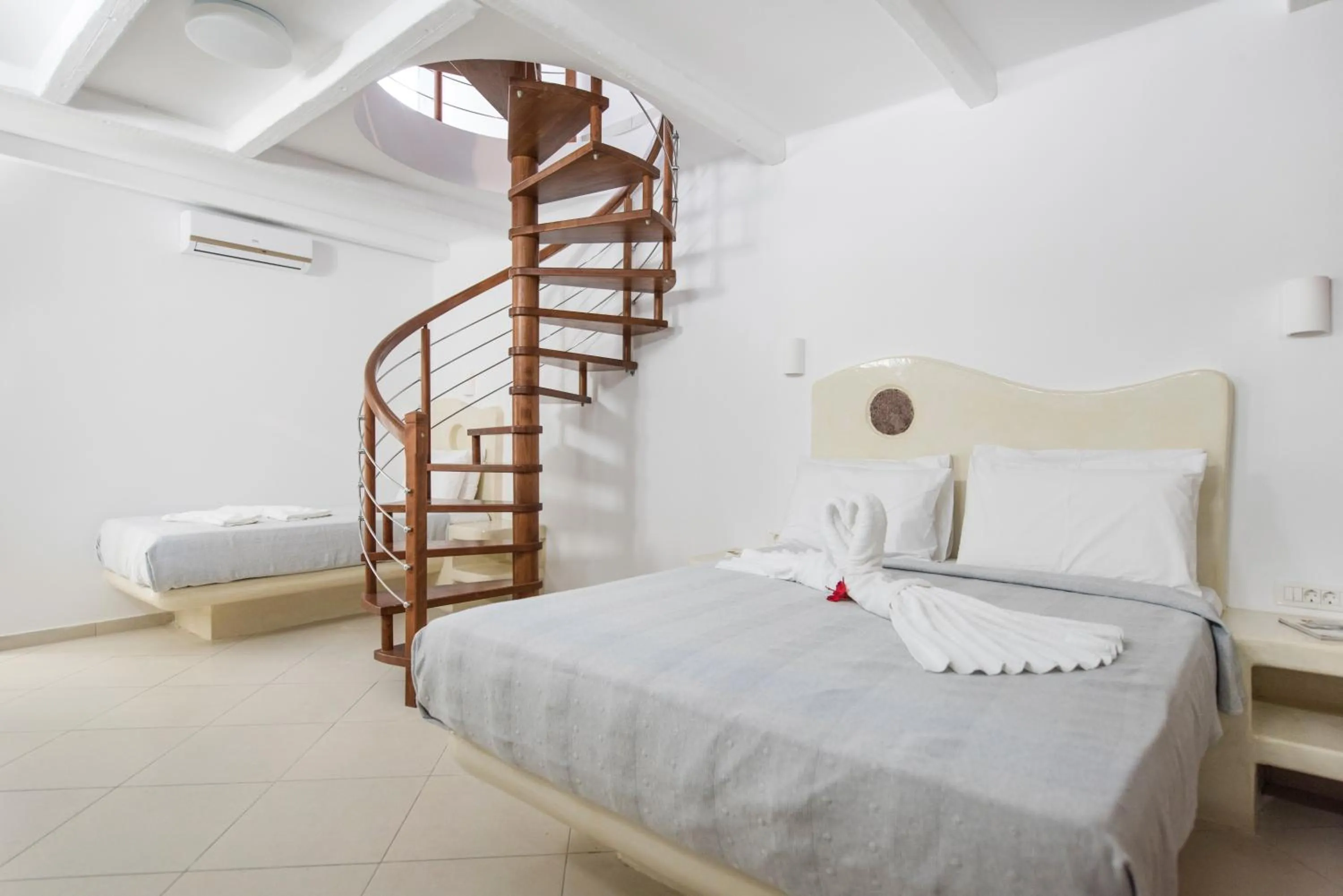 Bedroom, Bed in Secret Earth Villas - Santorini
