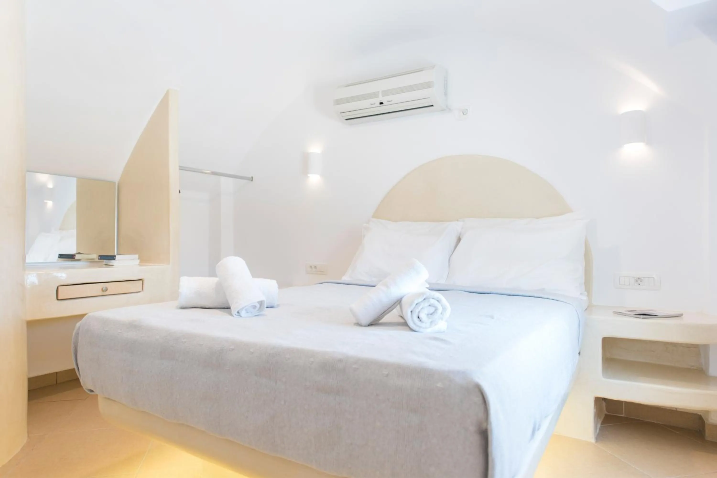 Bedroom, Bed in Secret Earth Villas - Santorini