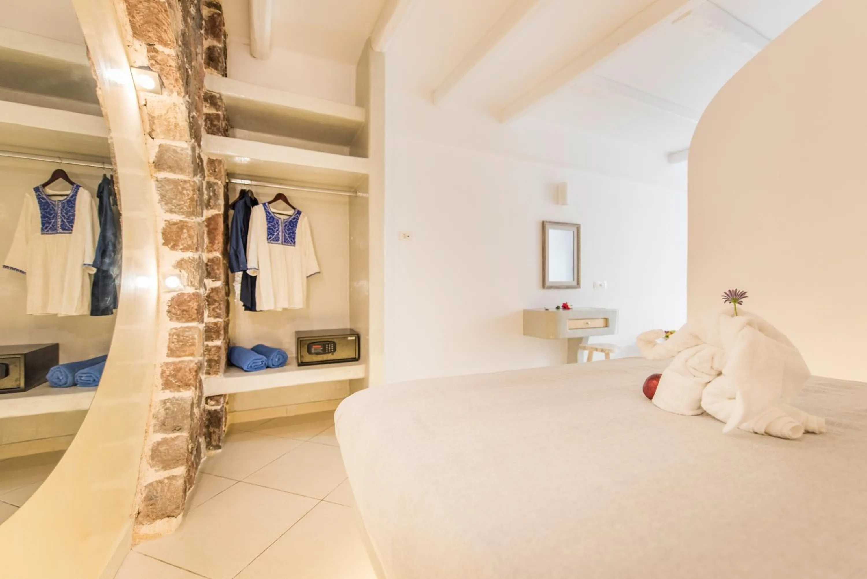 Bedroom, Bed in Secret Earth Villas - Santorini