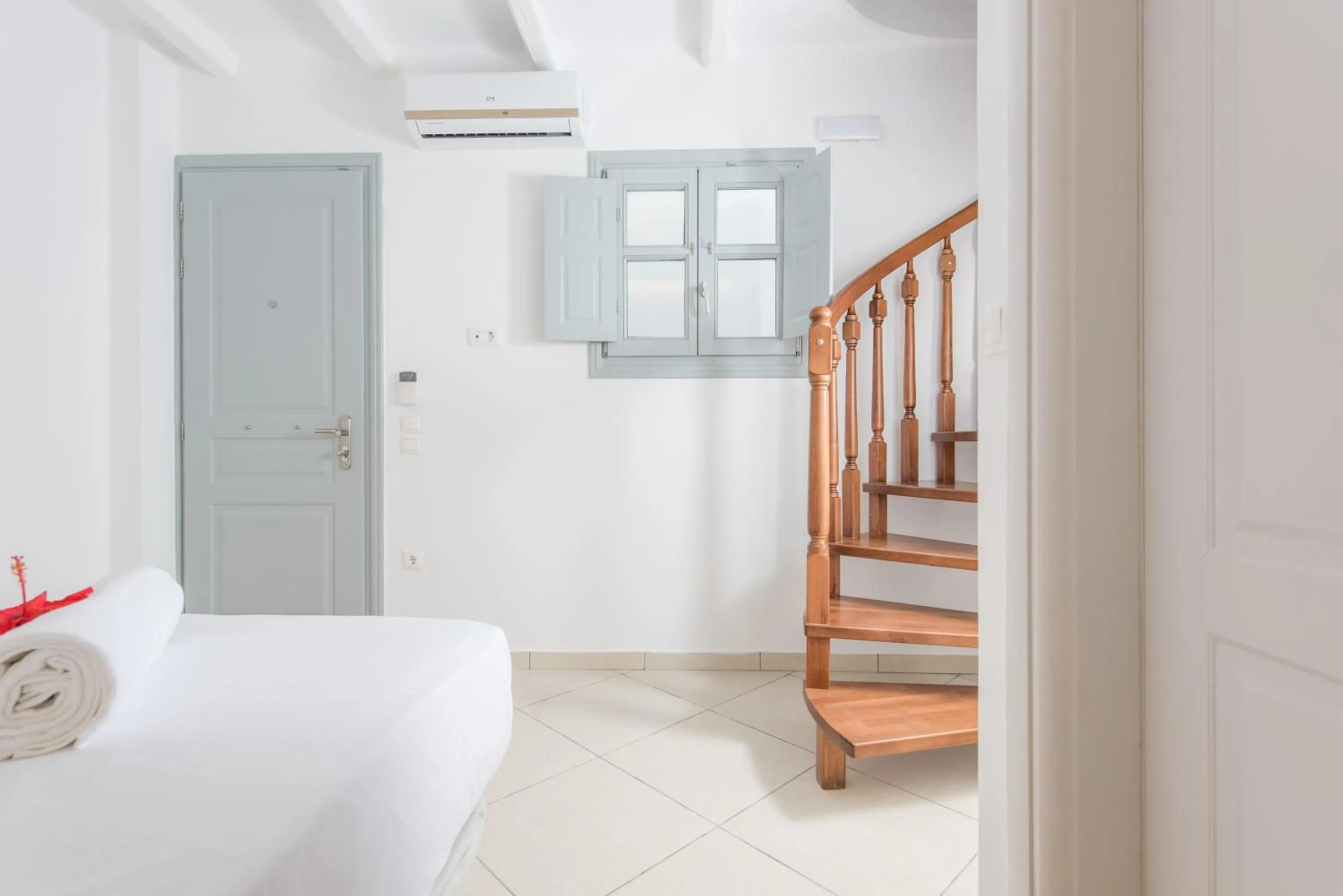 Bedroom, Bed in Secret Earth Villas - Santorini