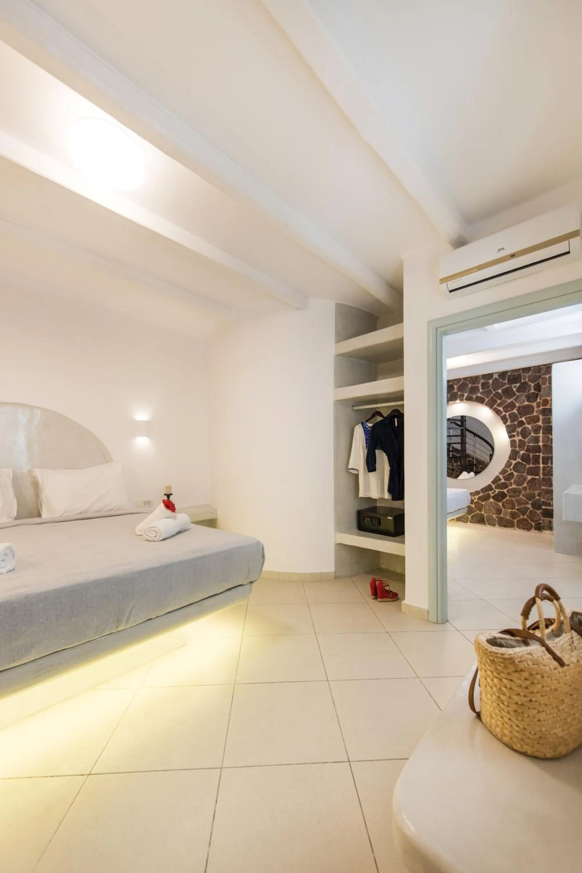 Bedroom, Bed in Secret Earth Villas - Santorini