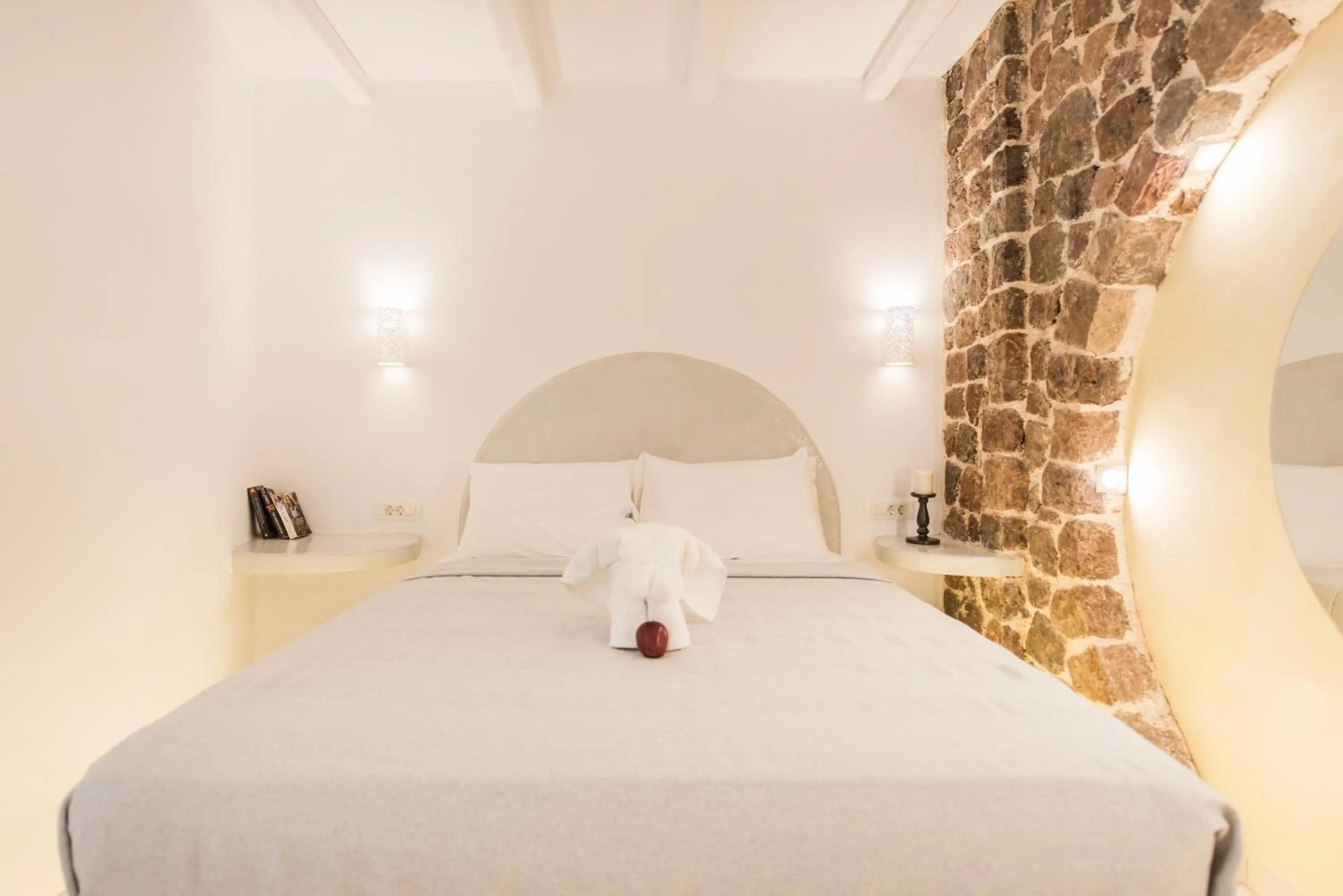 Bedroom, Bed in Secret Earth Villas - Santorini