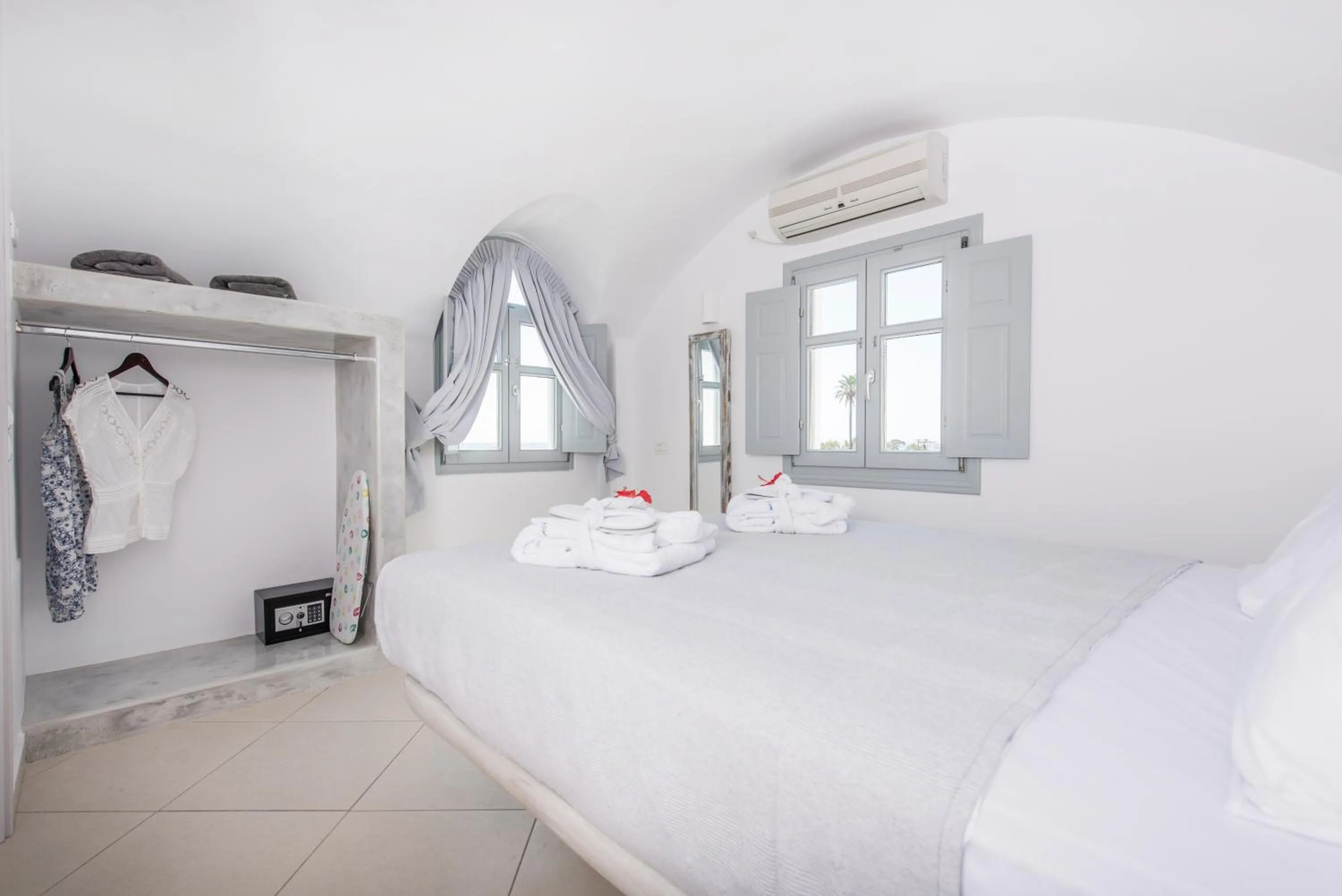 Bedroom, Bed in Secret Earth Villas - Santorini