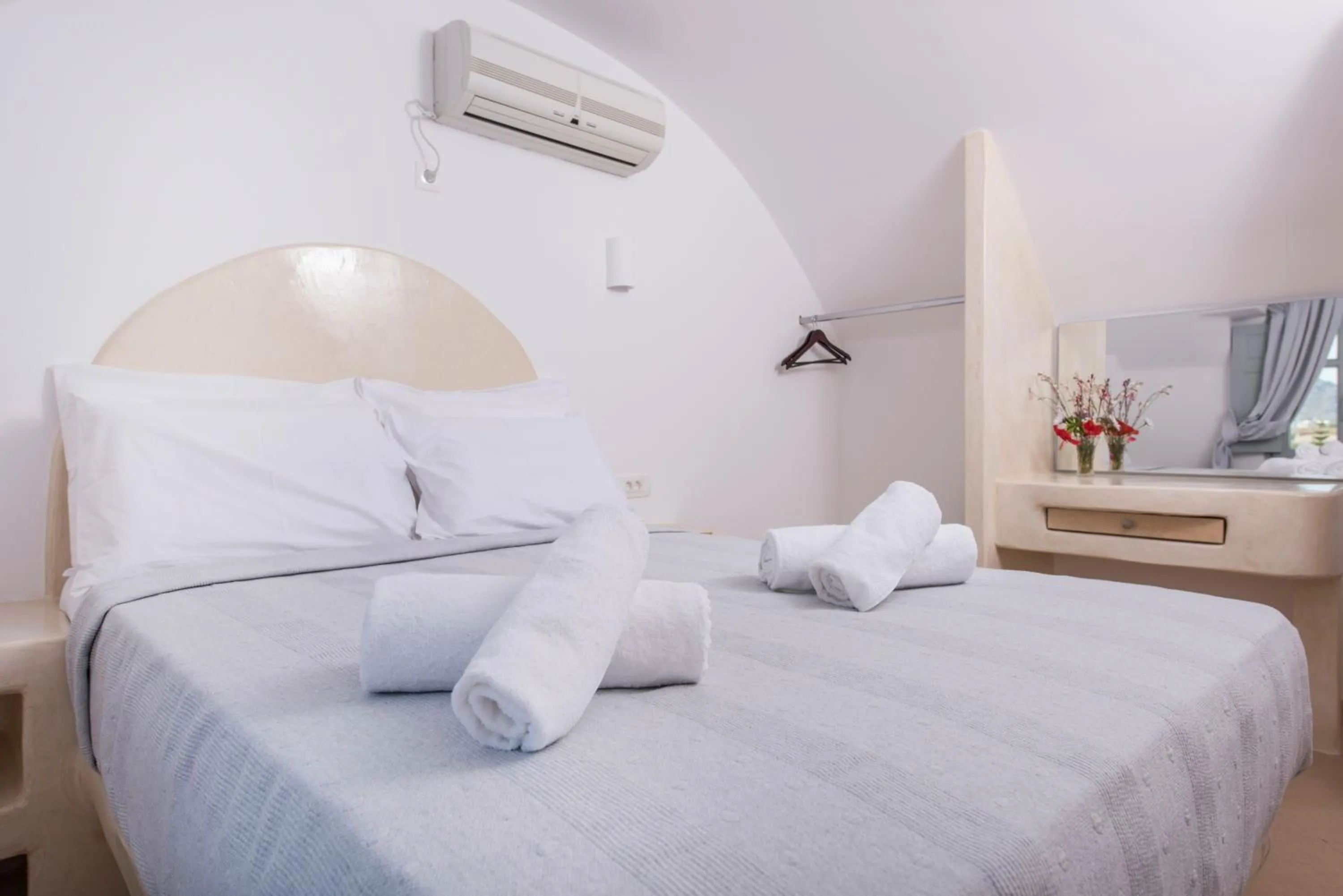 Bedroom, Bed in Secret Earth Villas - Santorini