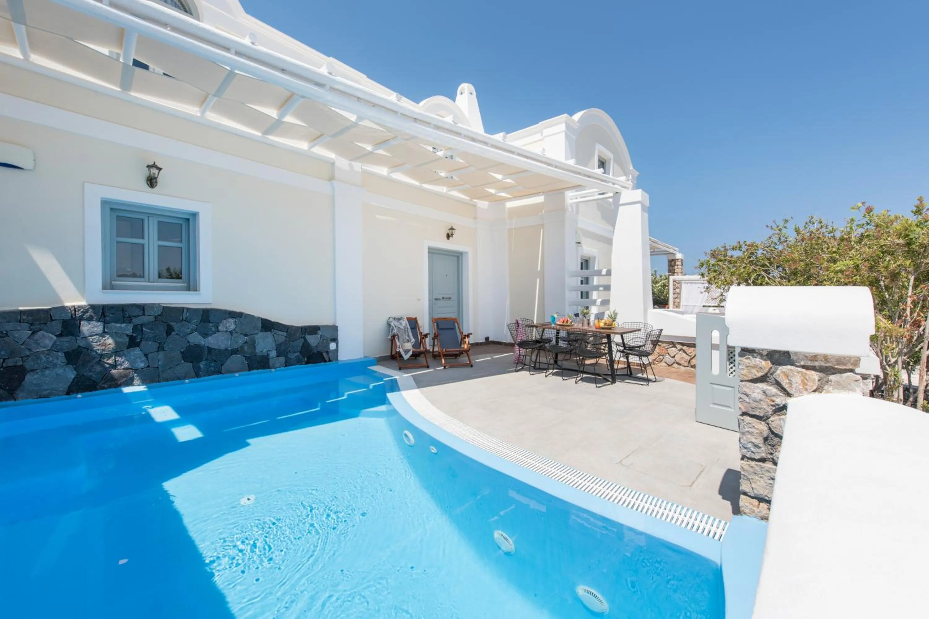 Swimming pool in Secret Earth Villas - Santorini