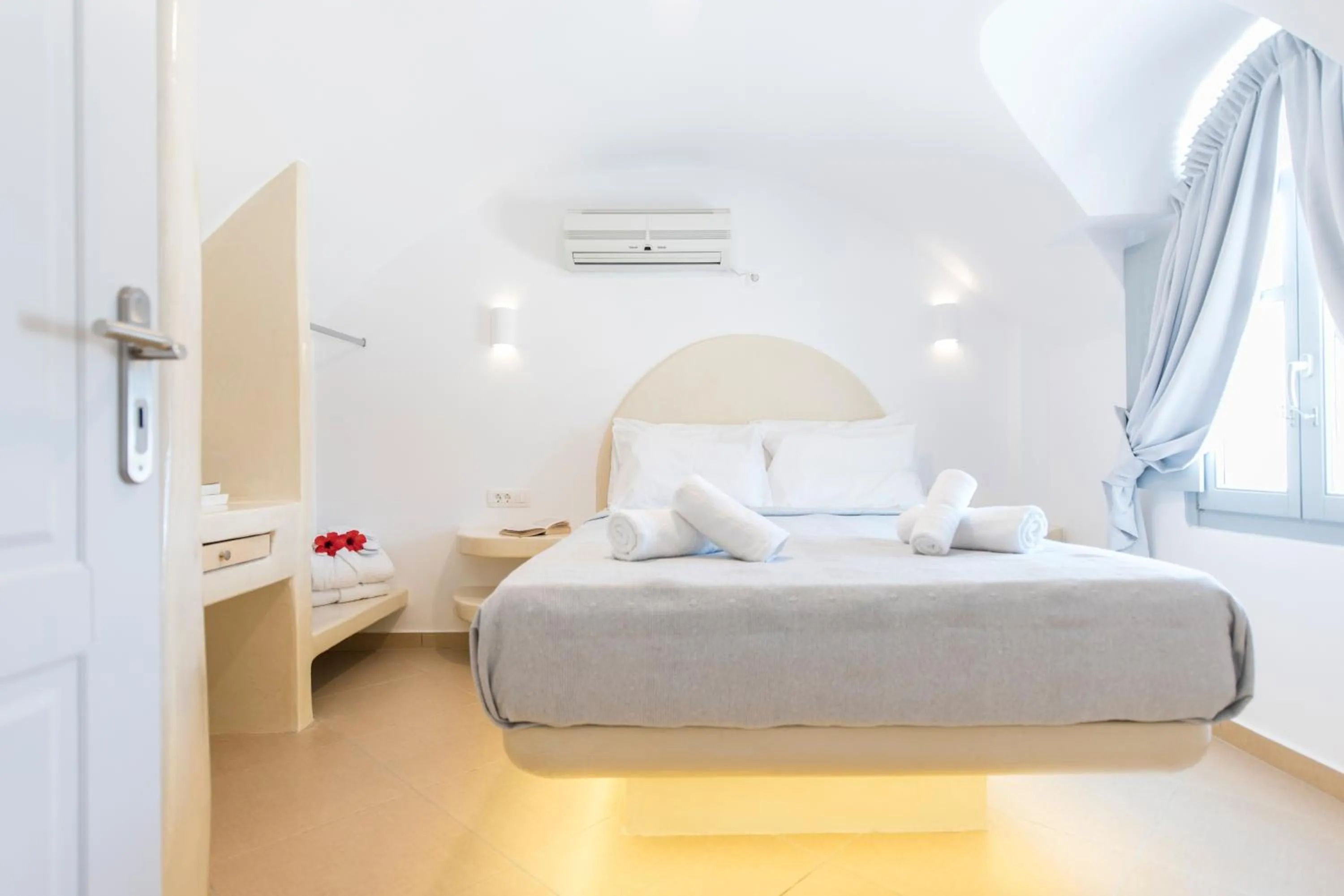 Bedroom, Bed in Secret Earth Villas - Santorini