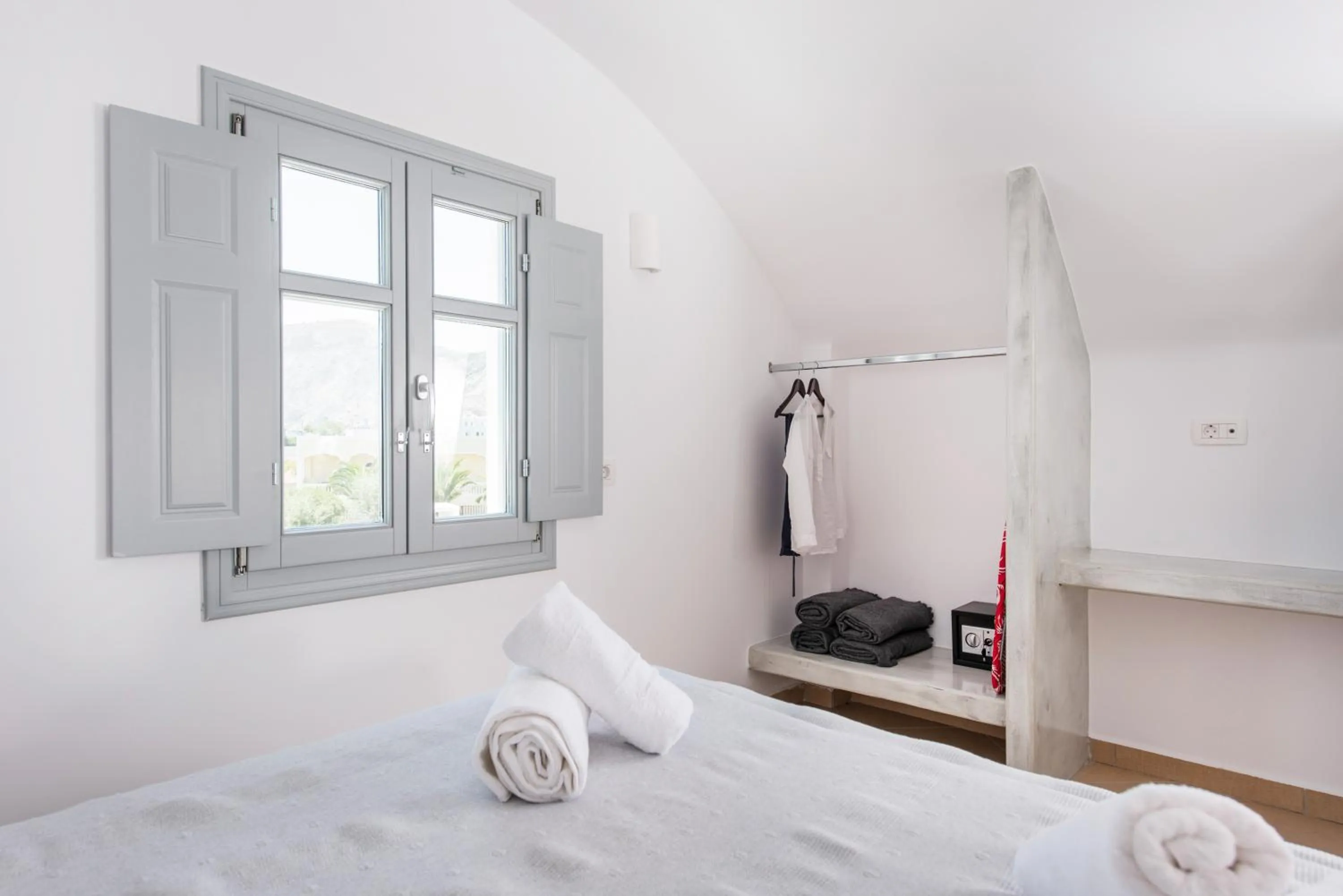 Bedroom, Bed in Secret Earth Villas - Santorini