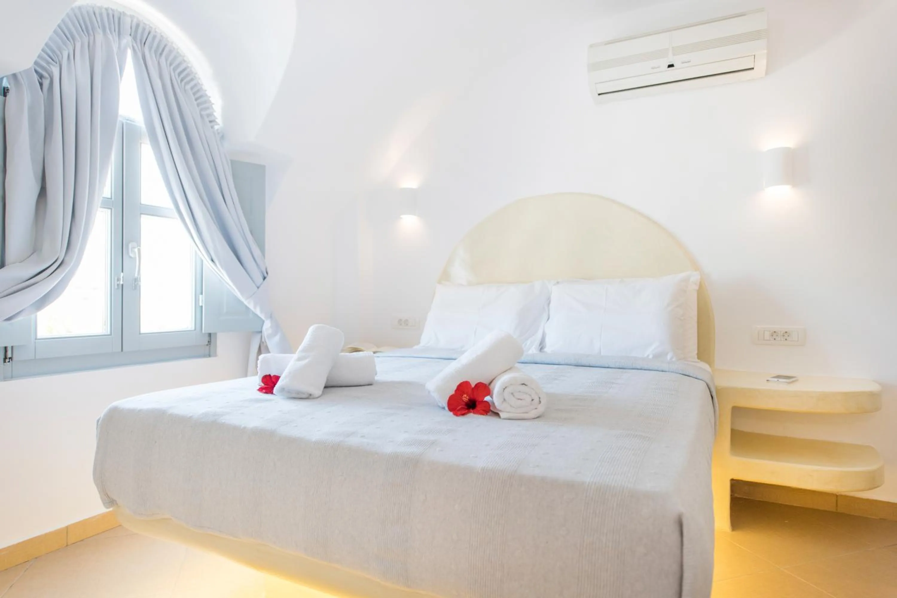 Bedroom, Bed in Secret Earth Villas - Santorini