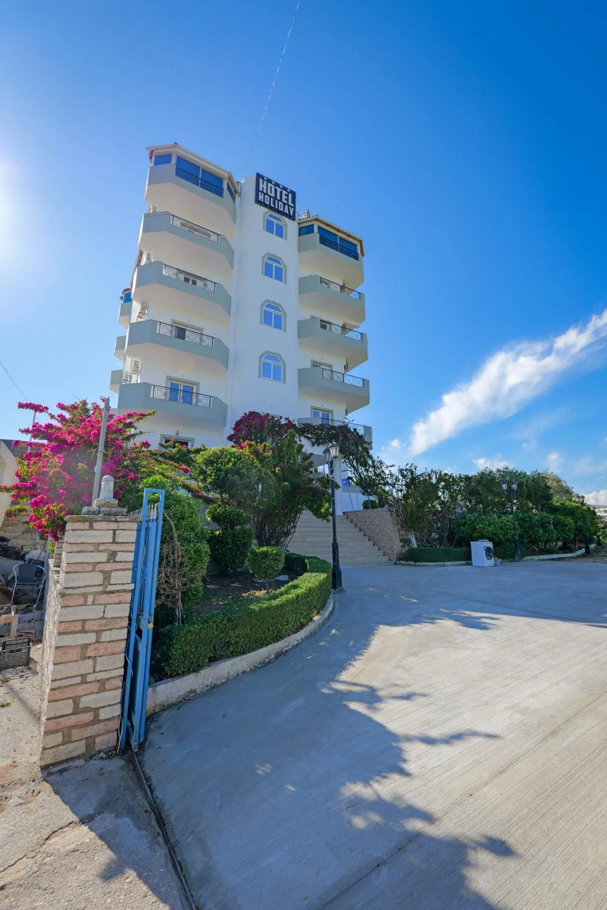 Property building in Hotel Holiday