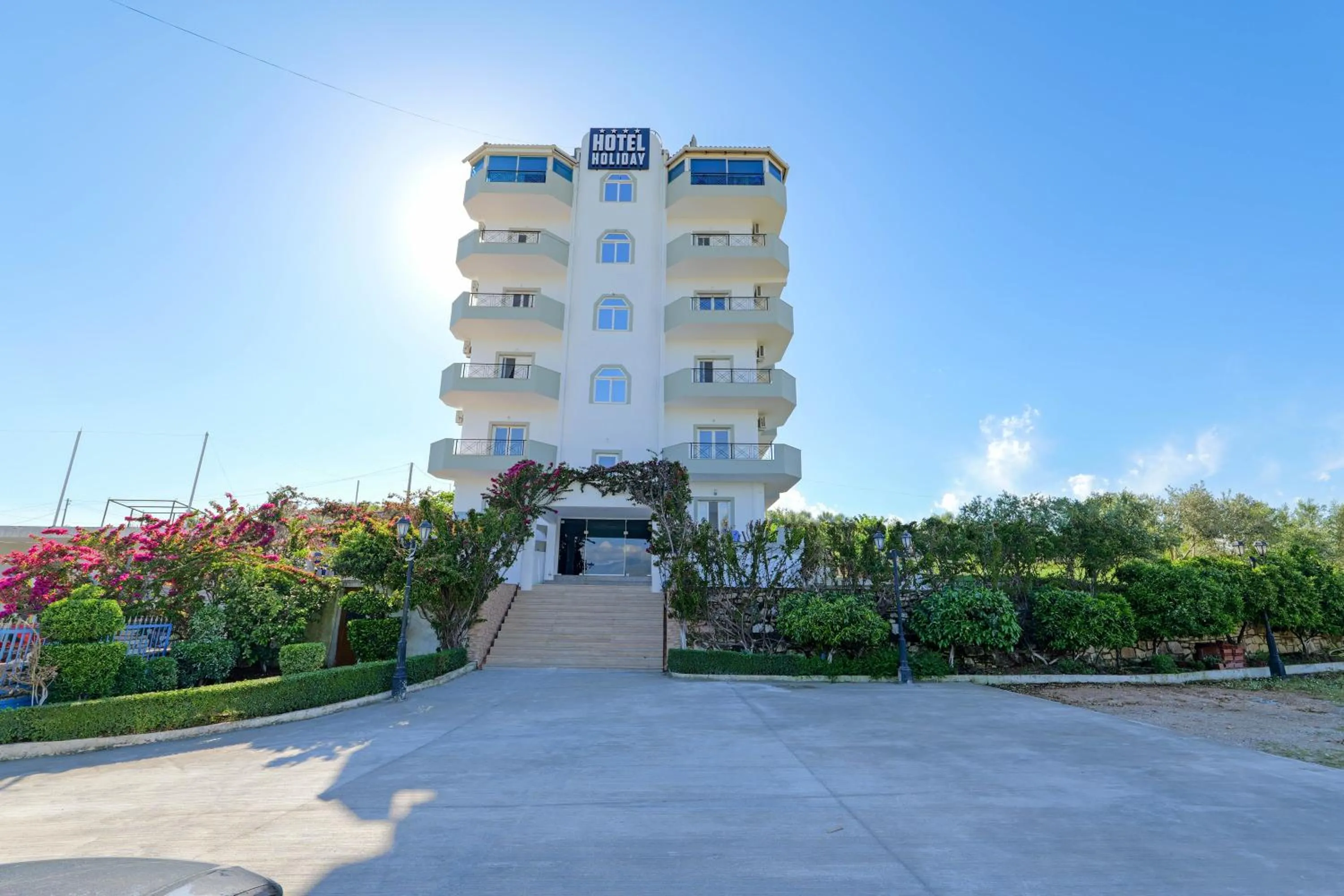 Property building in Hotel Holiday