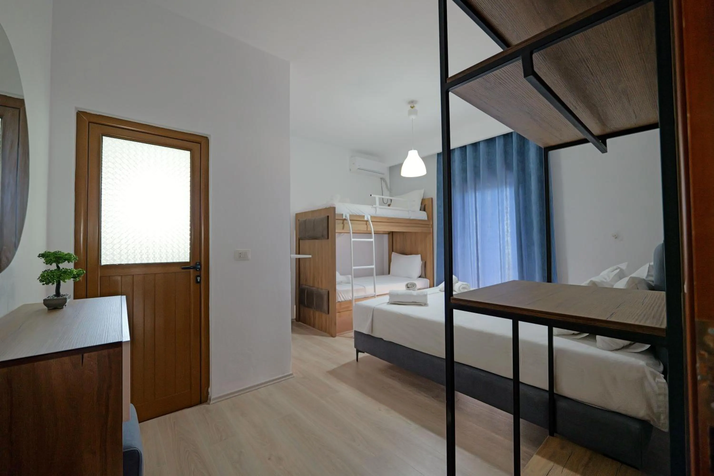 Photo of the whole room in Hotel Holiday