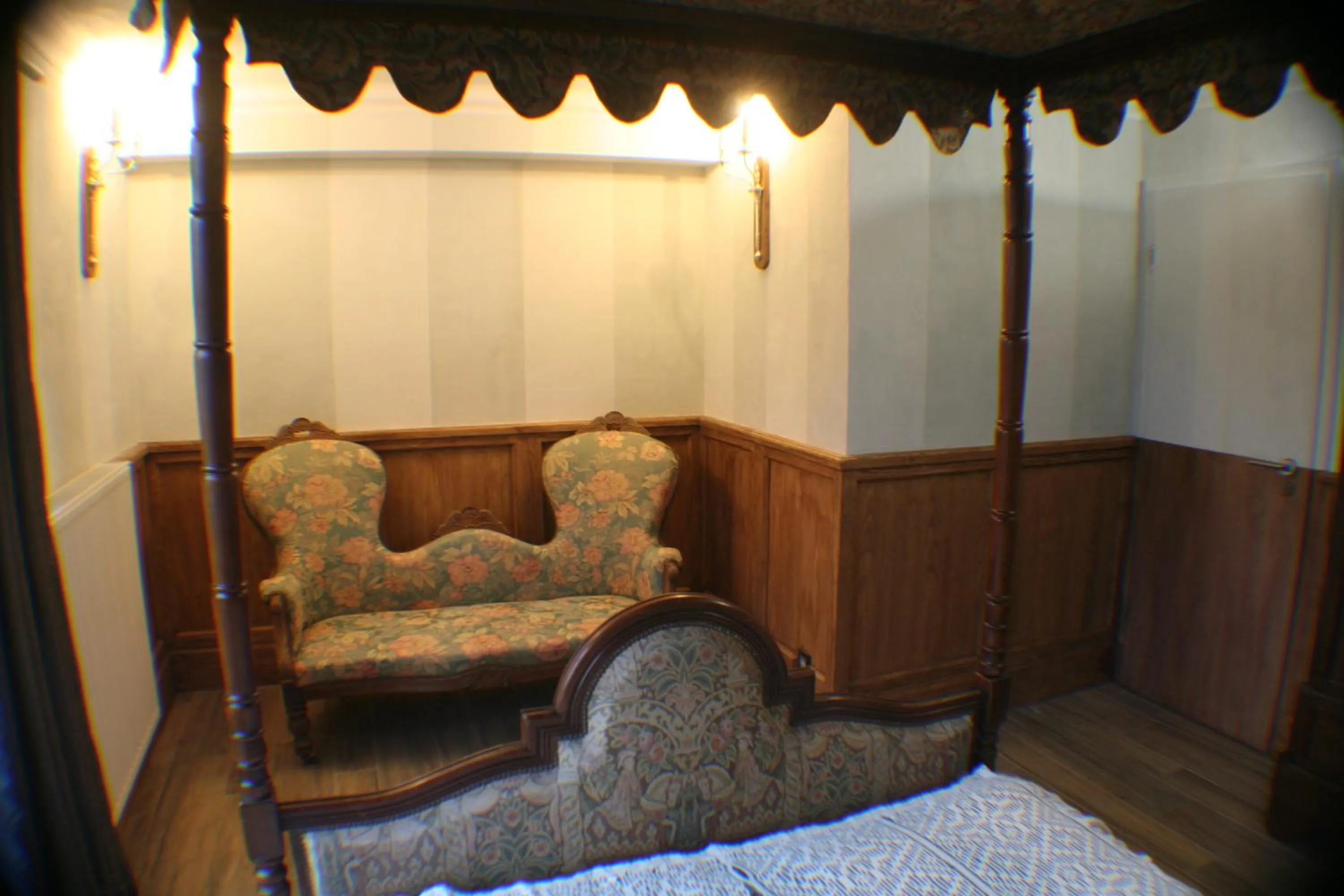 Double Room with Four Poster Bed in B&B Le Relais de Charlinette