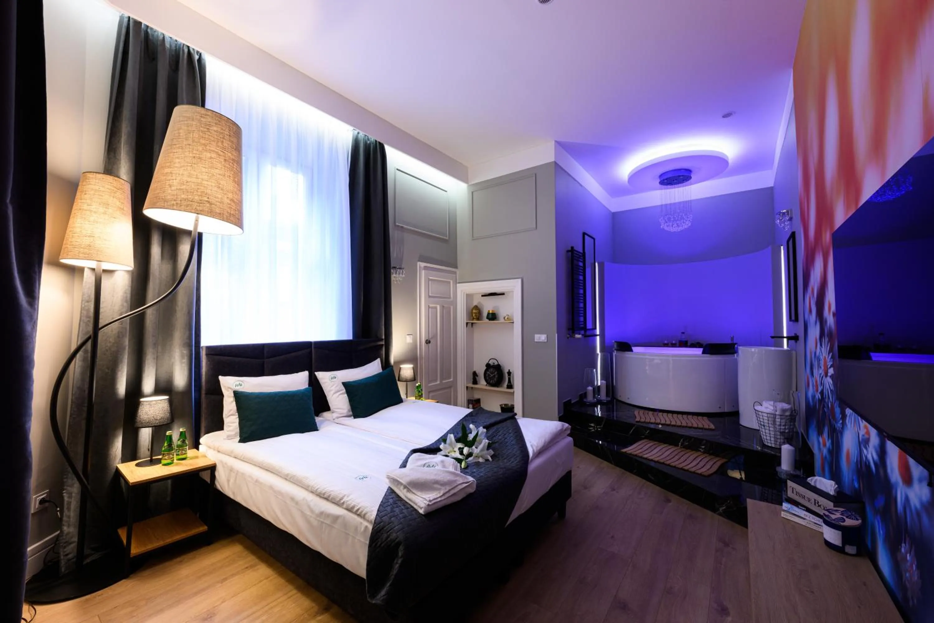 Hot Tub, Bed in Arts Apartments - Kraków Old Town
