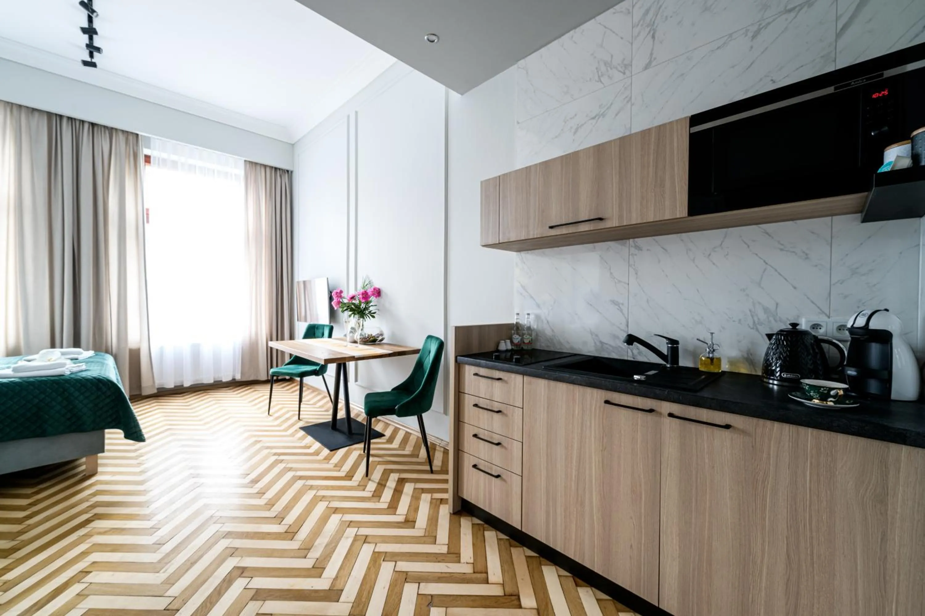 Kitchen or kitchenette, Bed in Arts Apartments - Kraków Old Town