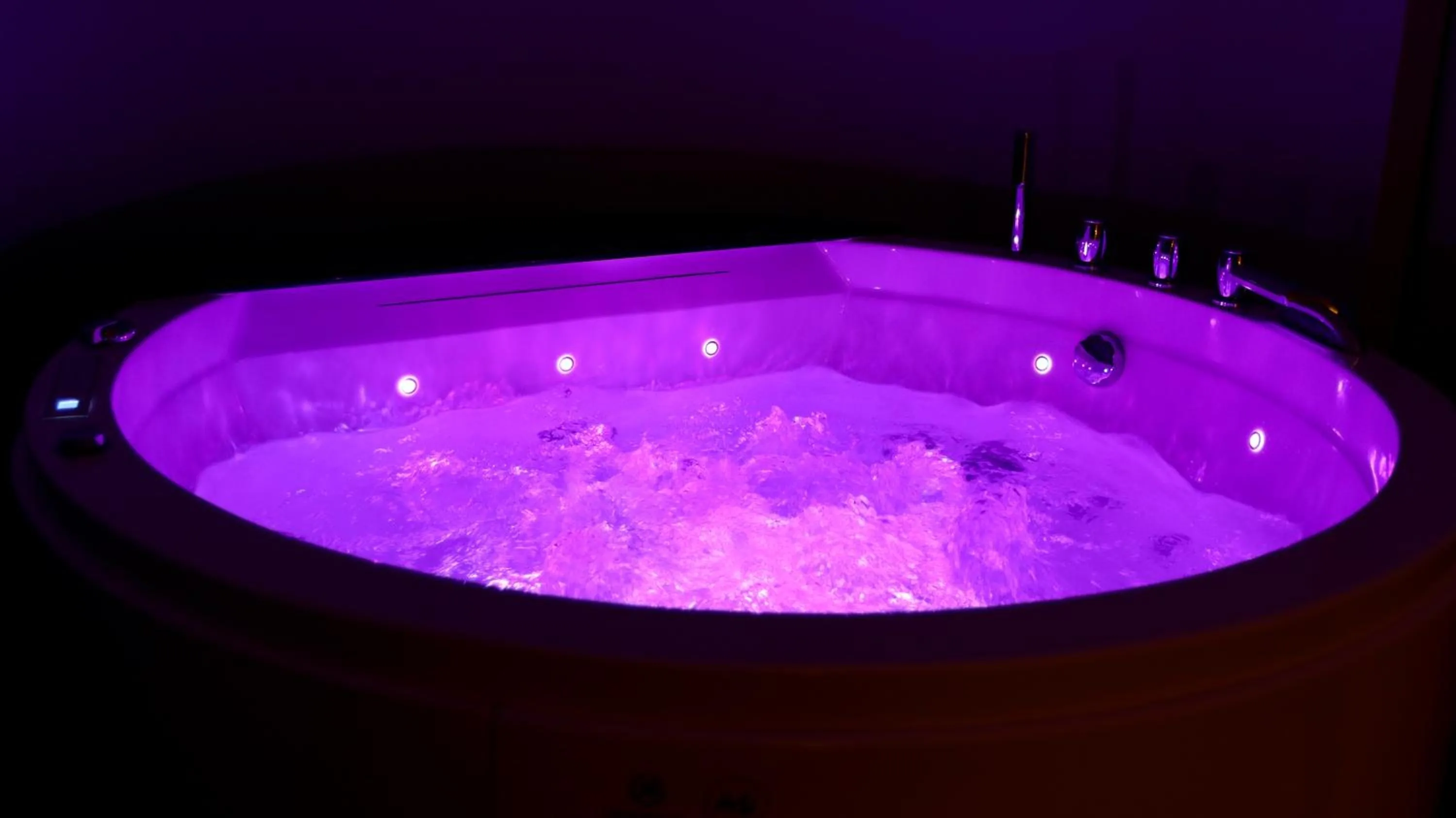 Hot Tub in Arts Apartments - Kraków Old Town
