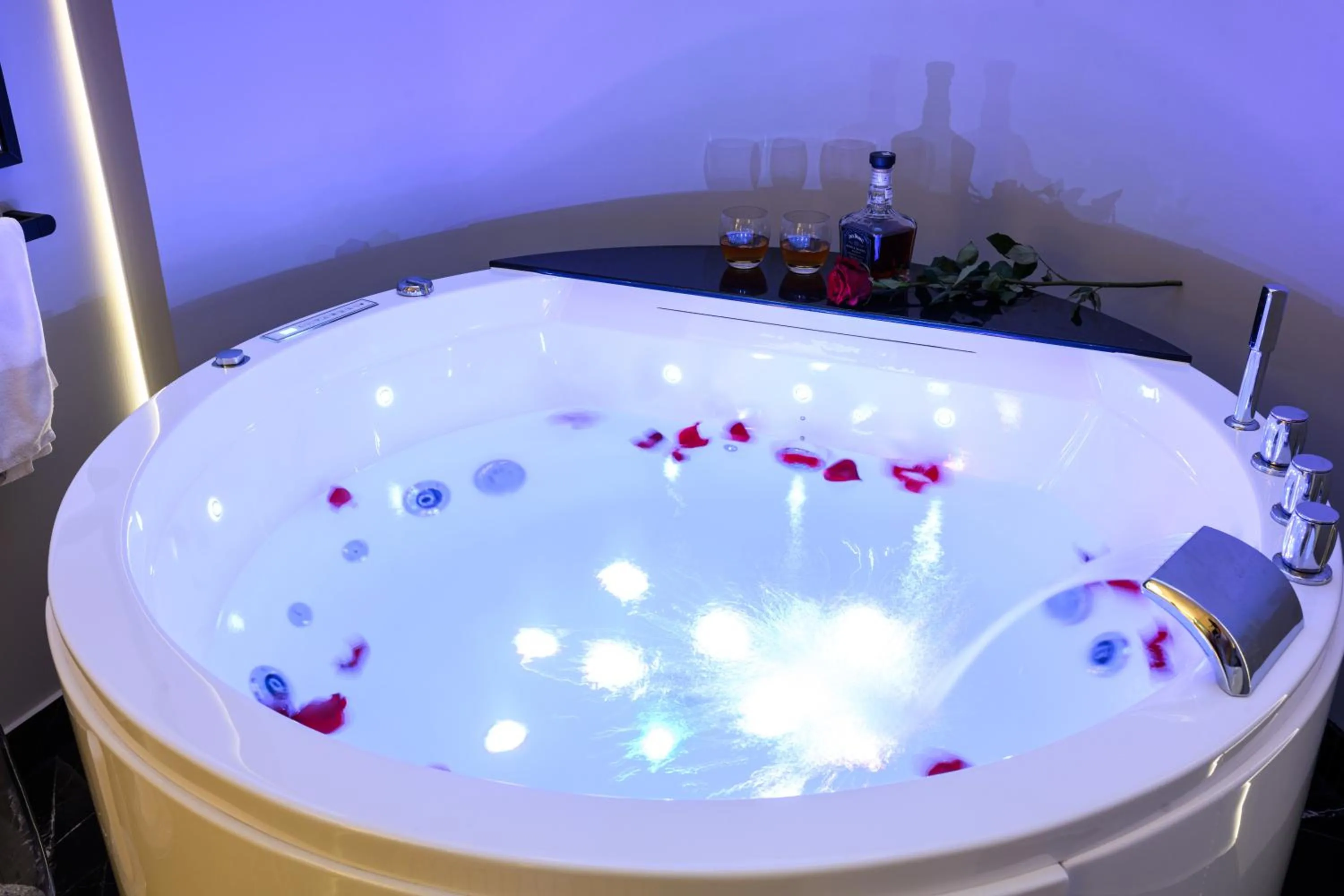 Hot Tub in Arts Apartments - Kraków Old Town