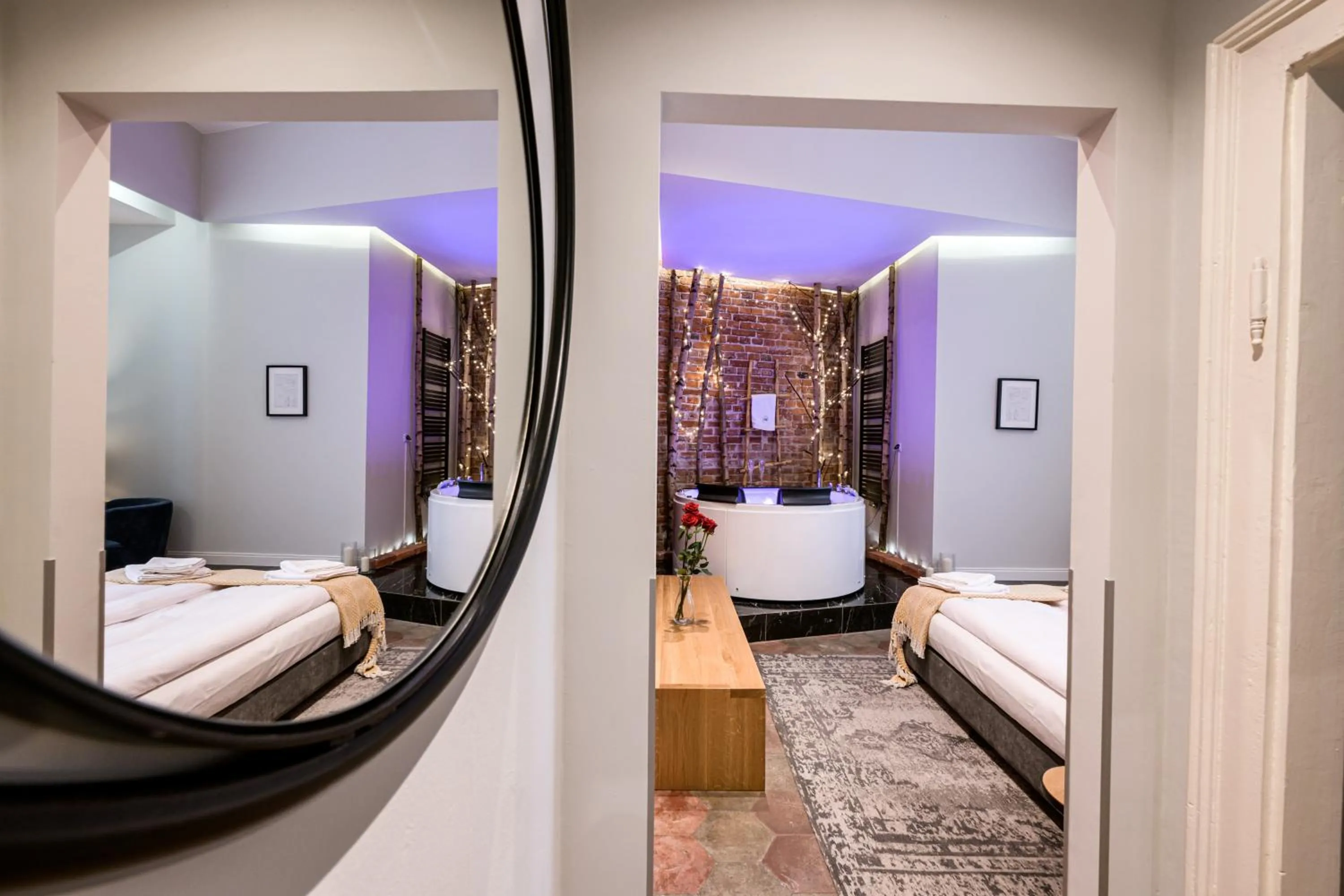 Hot Tub, Bed in Arts Apartments - Kraków Old Town