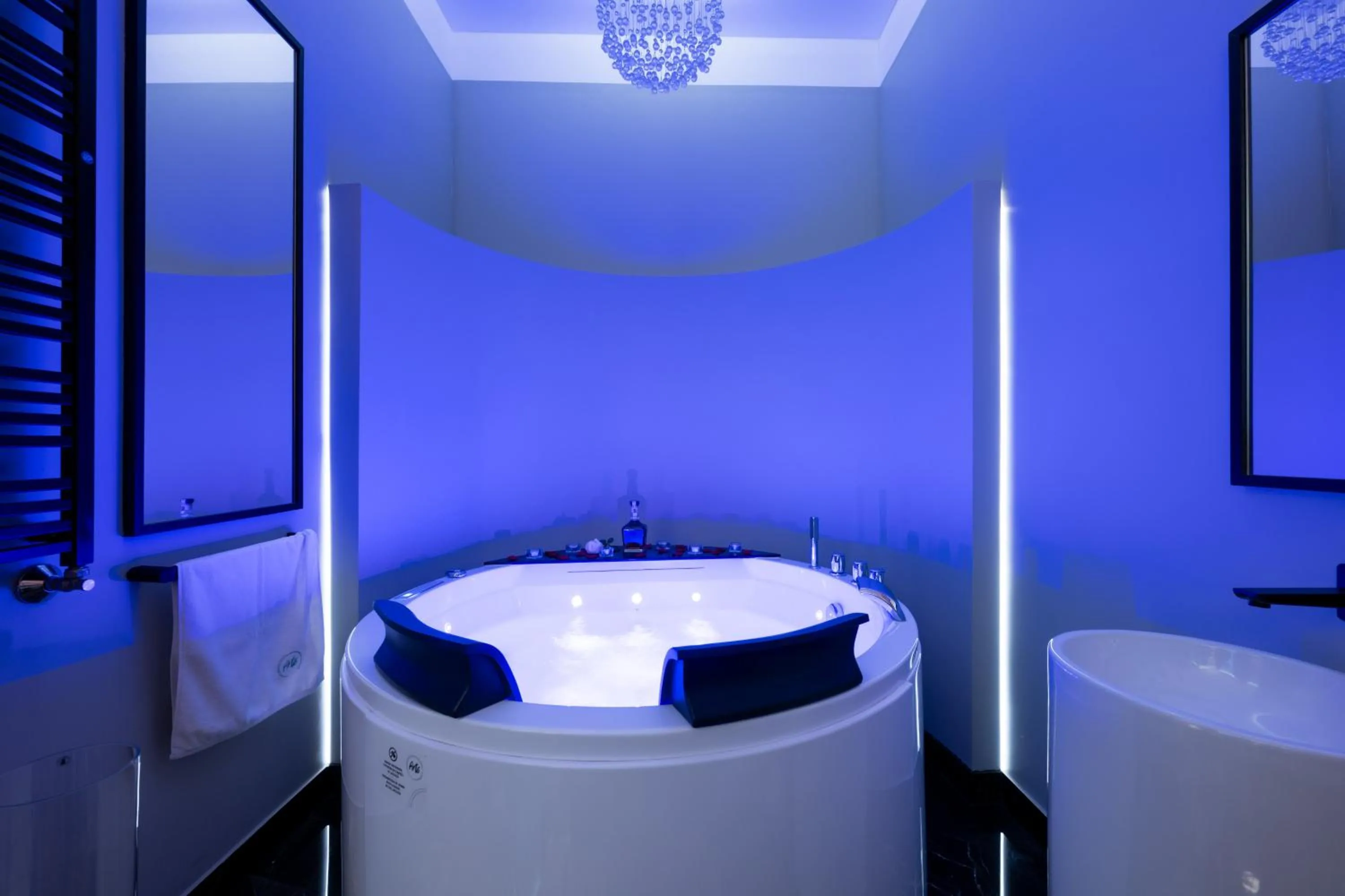 Hot Tub in Arts Apartments - Kraków Old Town