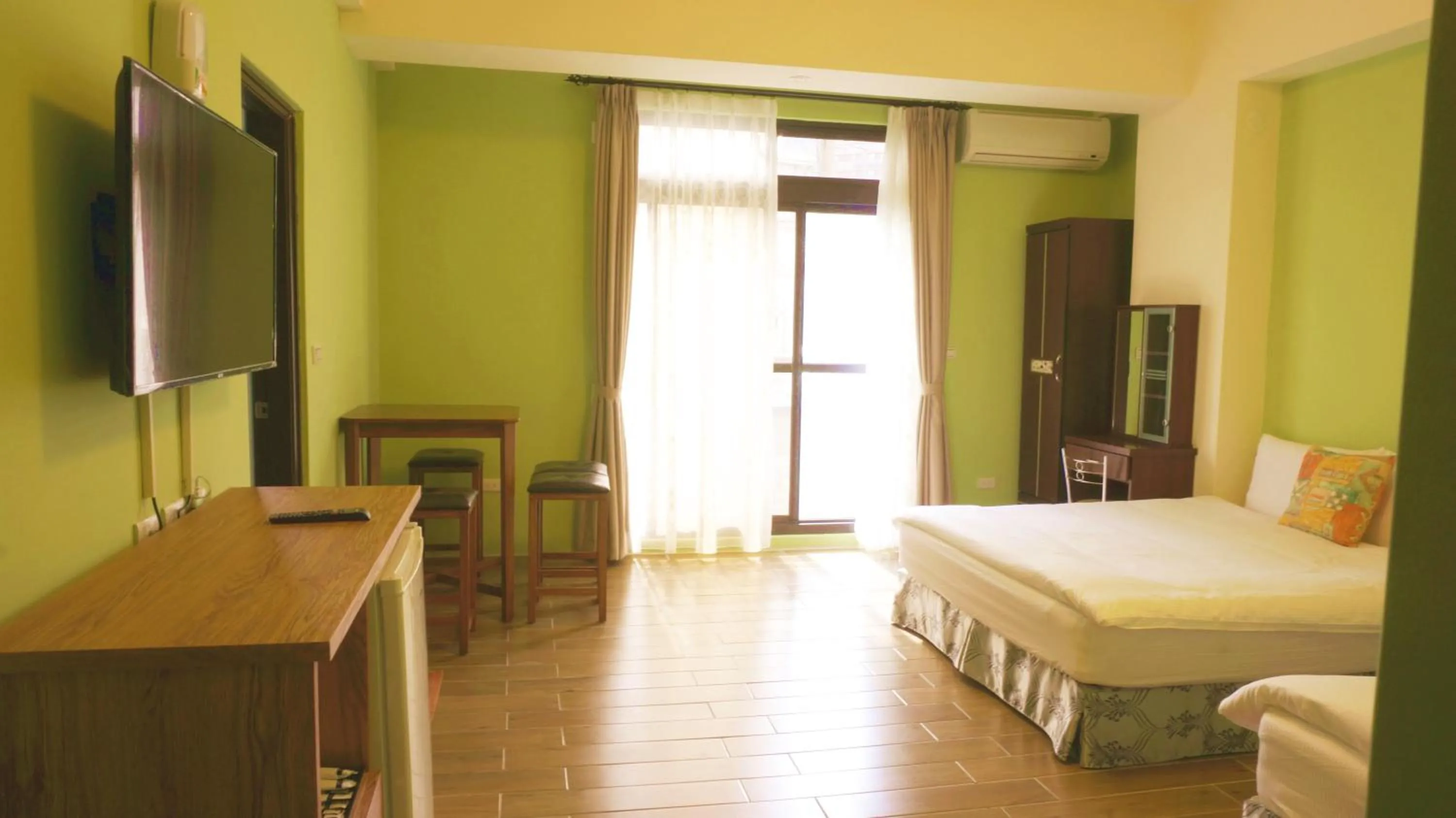 Shower, Bed in Warm Breeze Stay