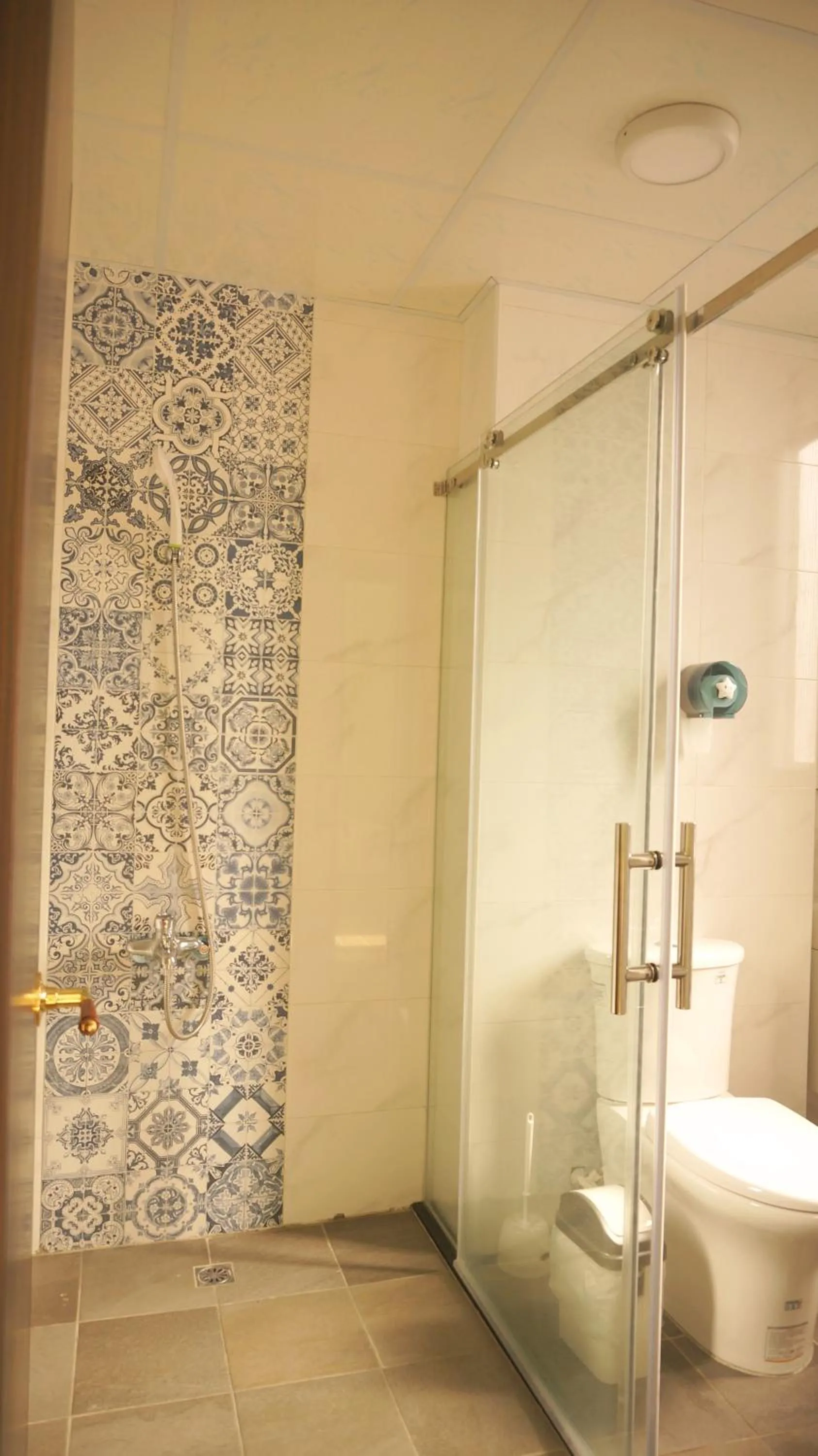 Shower in Warm Breeze Stay