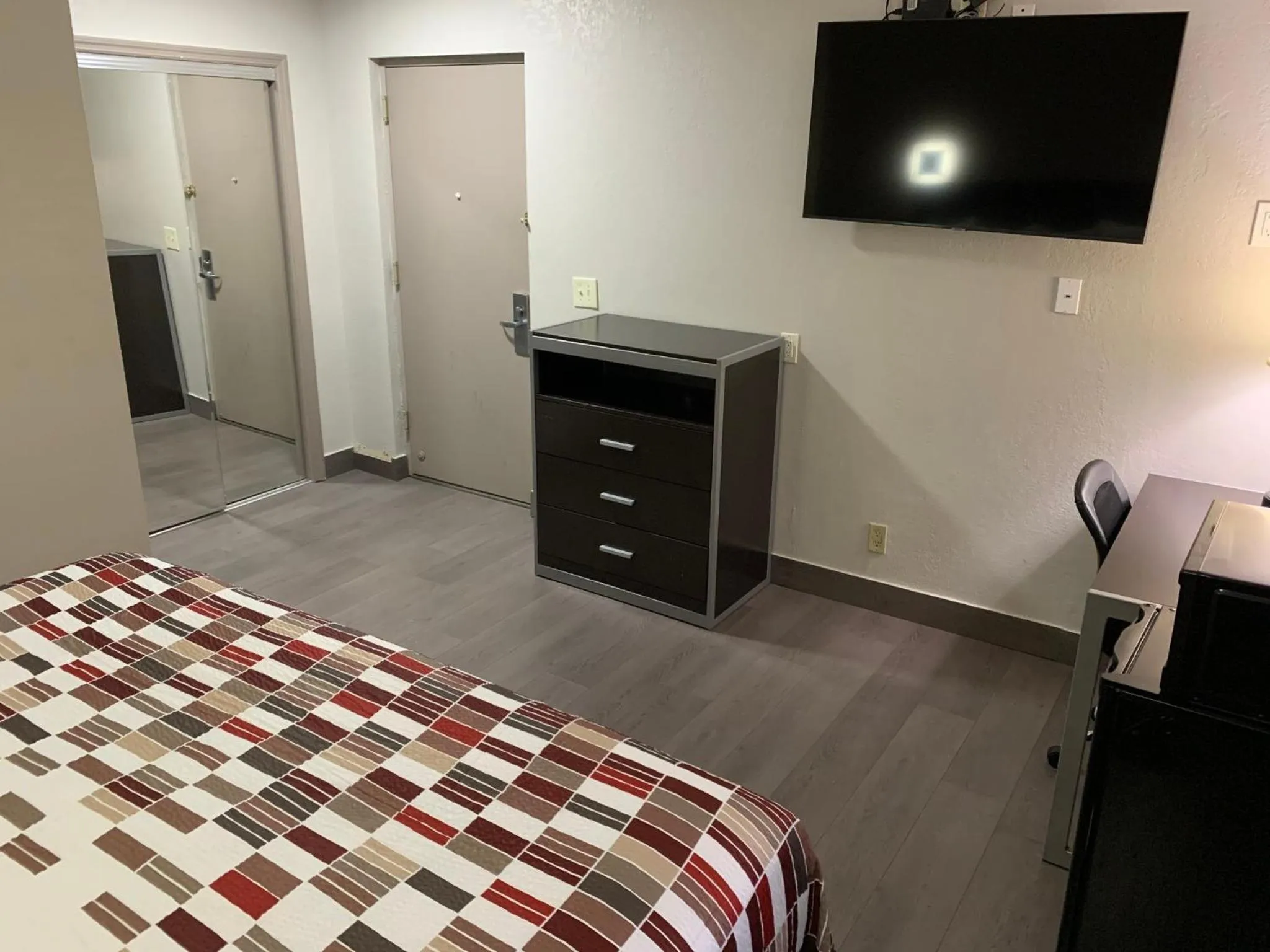 Photo of the whole room, Bed in Days Inn by Wyndham Long Island/Copiague