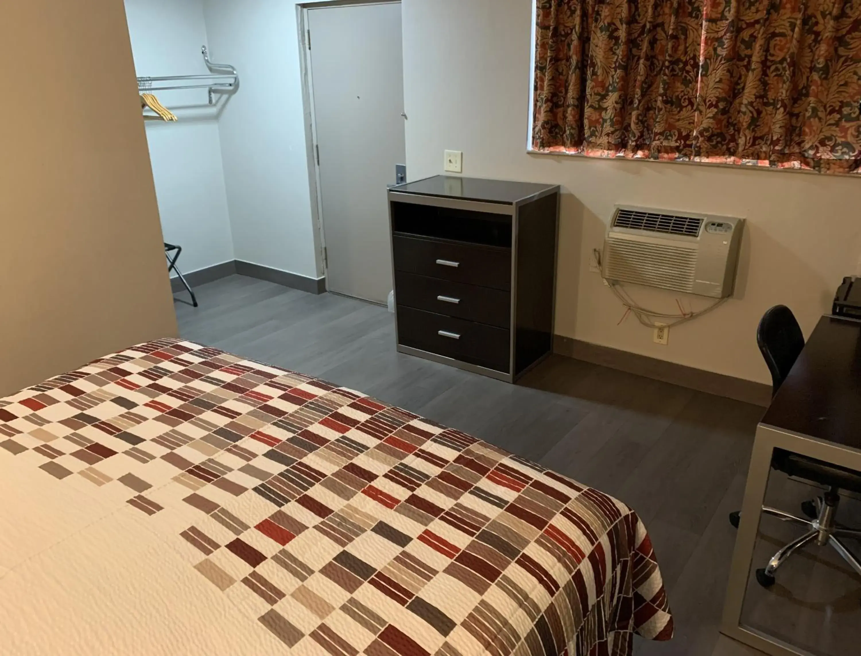 Deluxe Room with One Queen Bed Non-Smoking in Days Inn by Wyndham Long Island/Copiague Deluxe Room with One Queen Bed Non-Smoking in Days Inn by Wyndham Long Island/Copiague