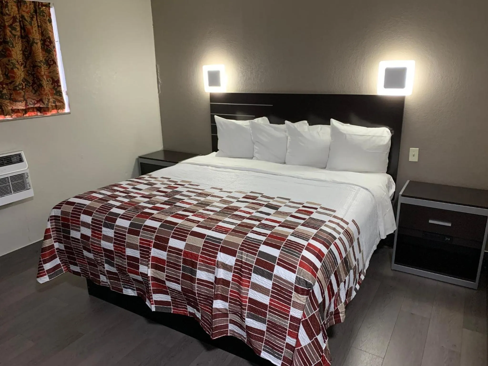 Photo of the whole room, Bed in Days Inn by Wyndham Long Island/Copiague