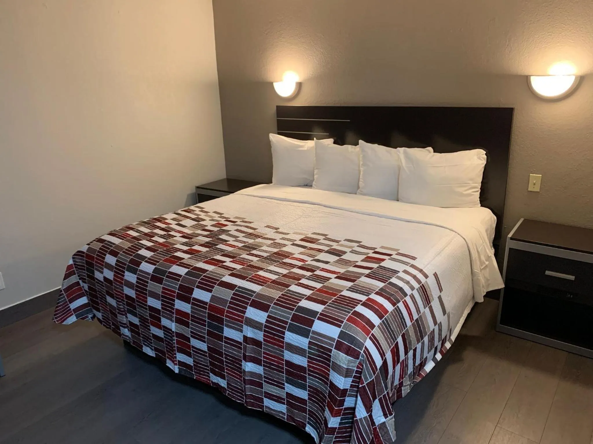 Photo of the whole room, Bed in Days Inn by Wyndham Long Island/Copiague