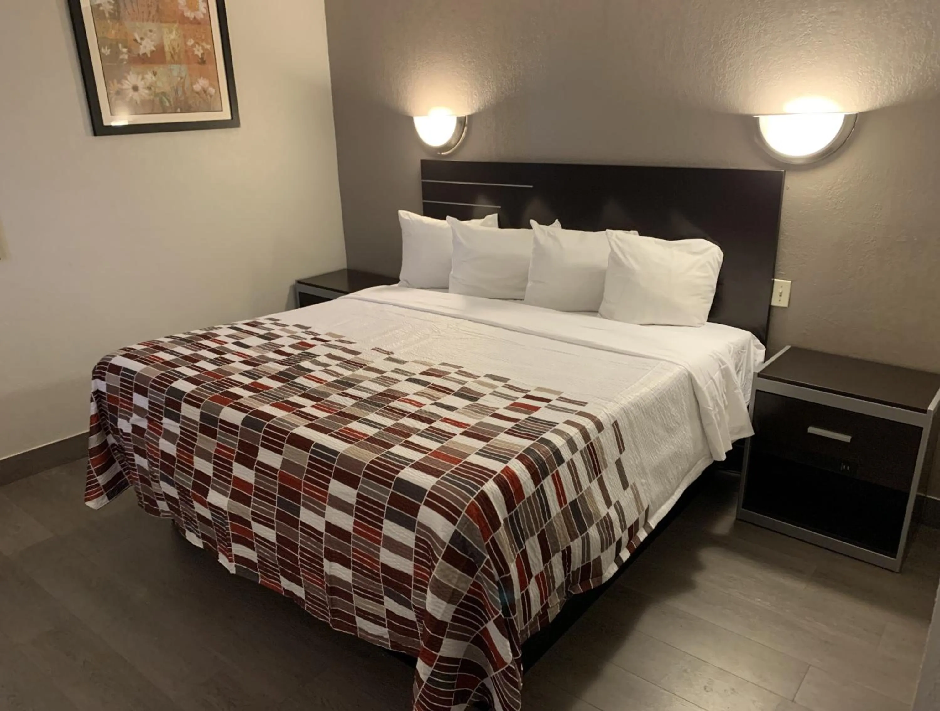 Bedroom, Bed in Days Inn by Wyndham Long Island/Copiague